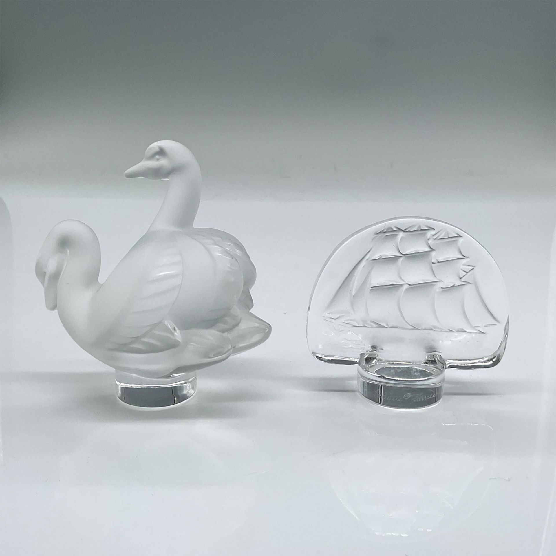 2pc Lalique Crystal Paperweights, Caravelle Ship and Swans - Bild 2 aus 3