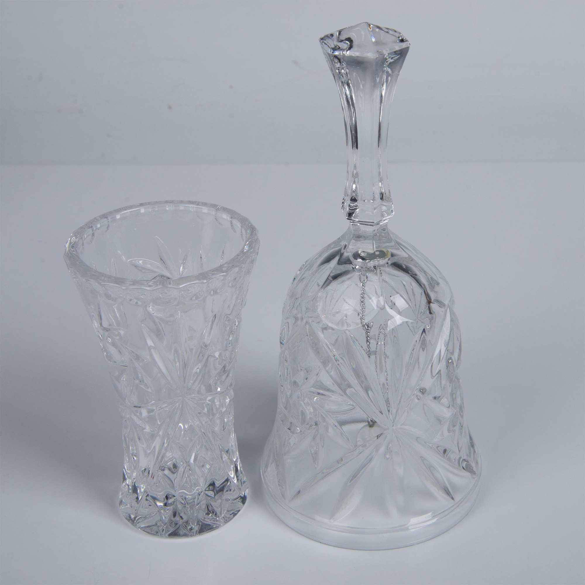 6pc Pressed Glass Vase and Bell Grouping - Bild 4 aus 4