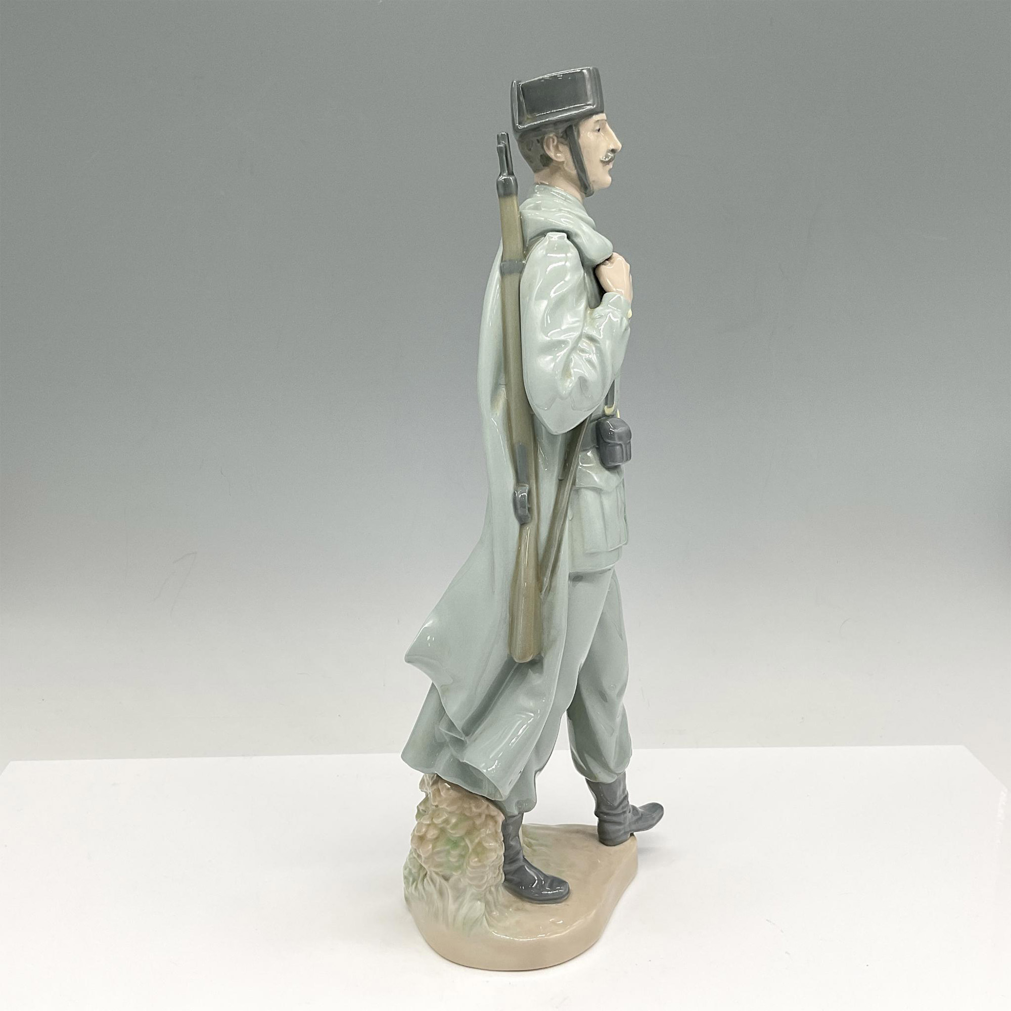 Spanish Policeman 1004889 - Lladro Porcelain Figurine - Image 2 of 4