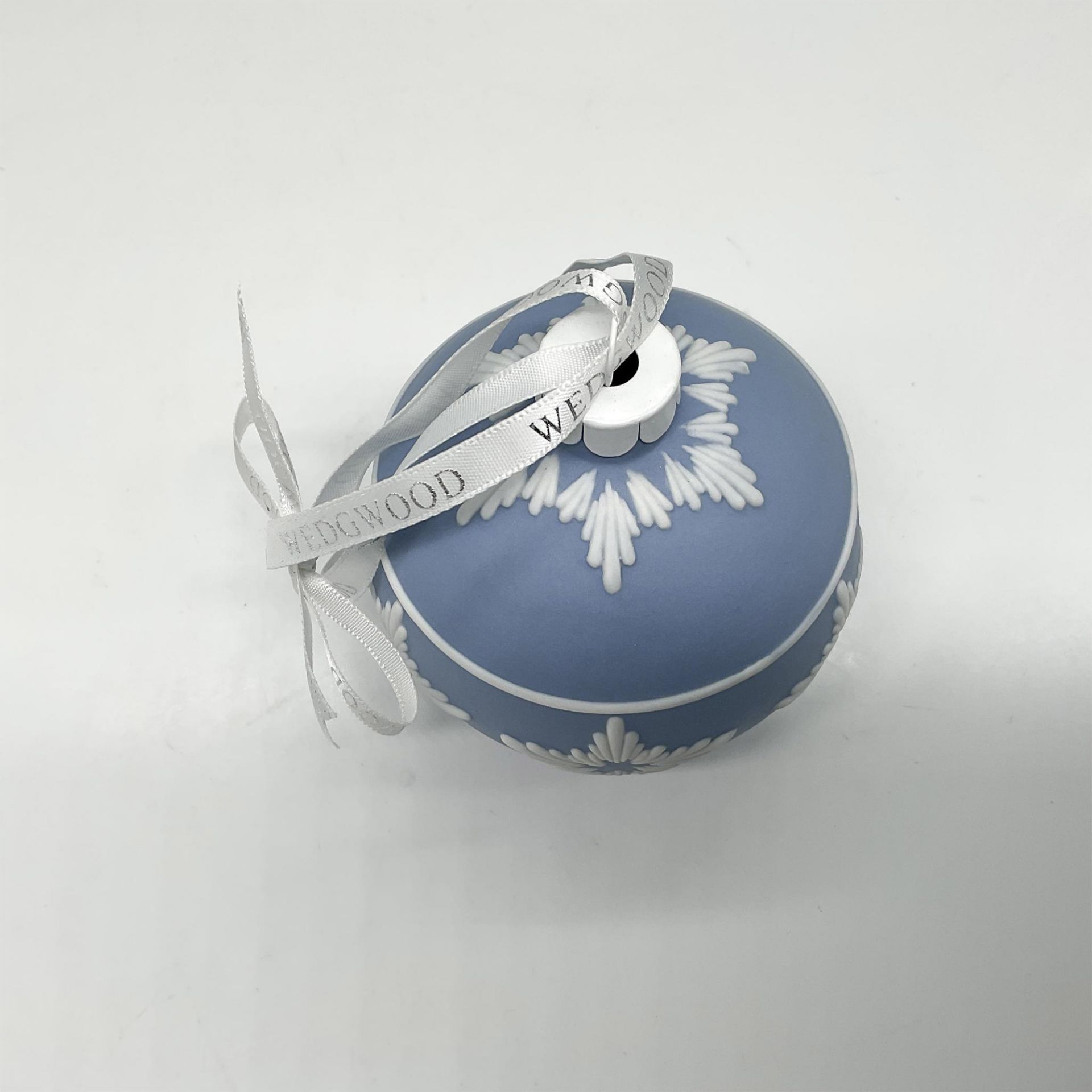 Wedgwood Porcelain Tree Ornament, Snowflake - Image 2 of 3