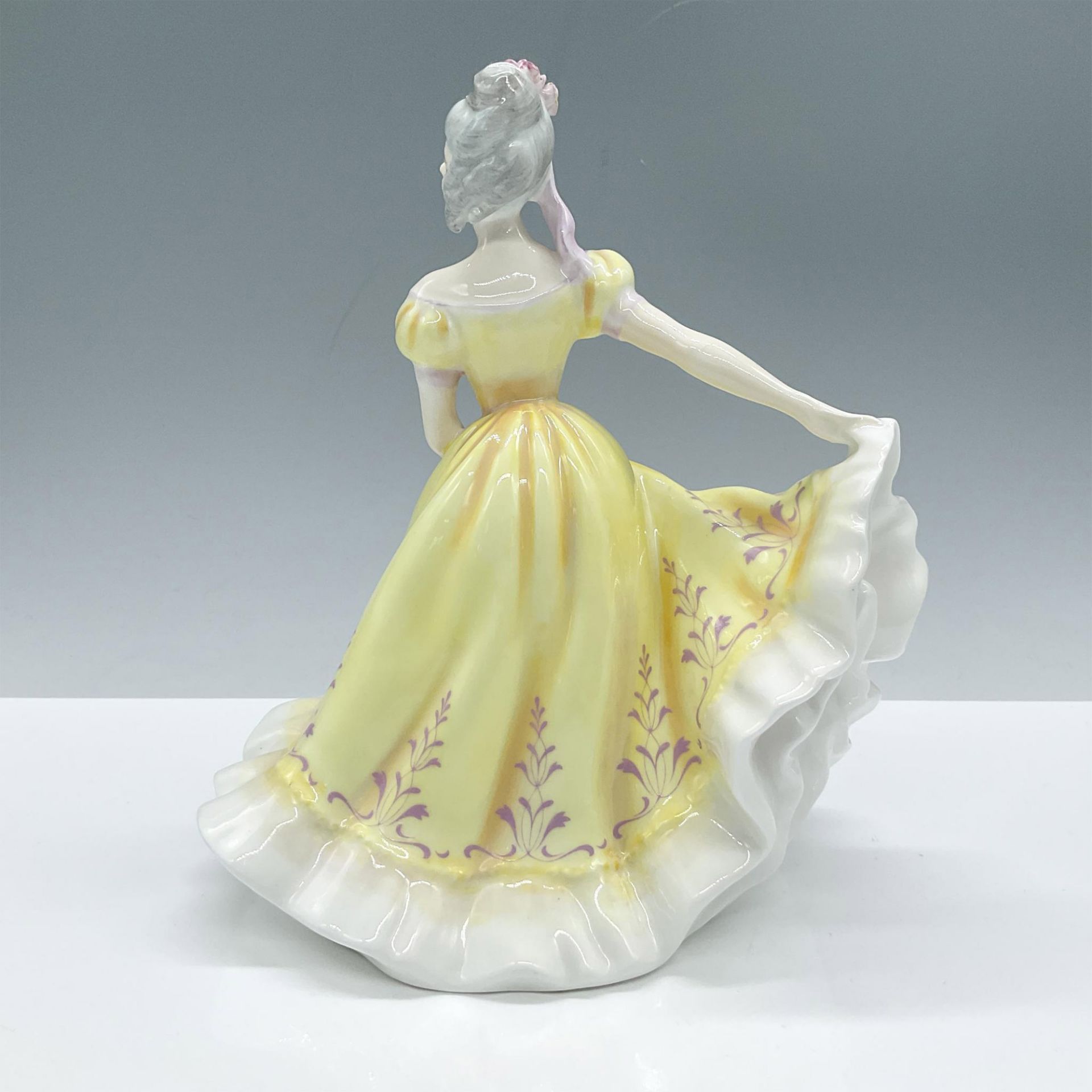 Ninette - HN2379 - Royal Doulton Figurine - Bild 2 aus 3