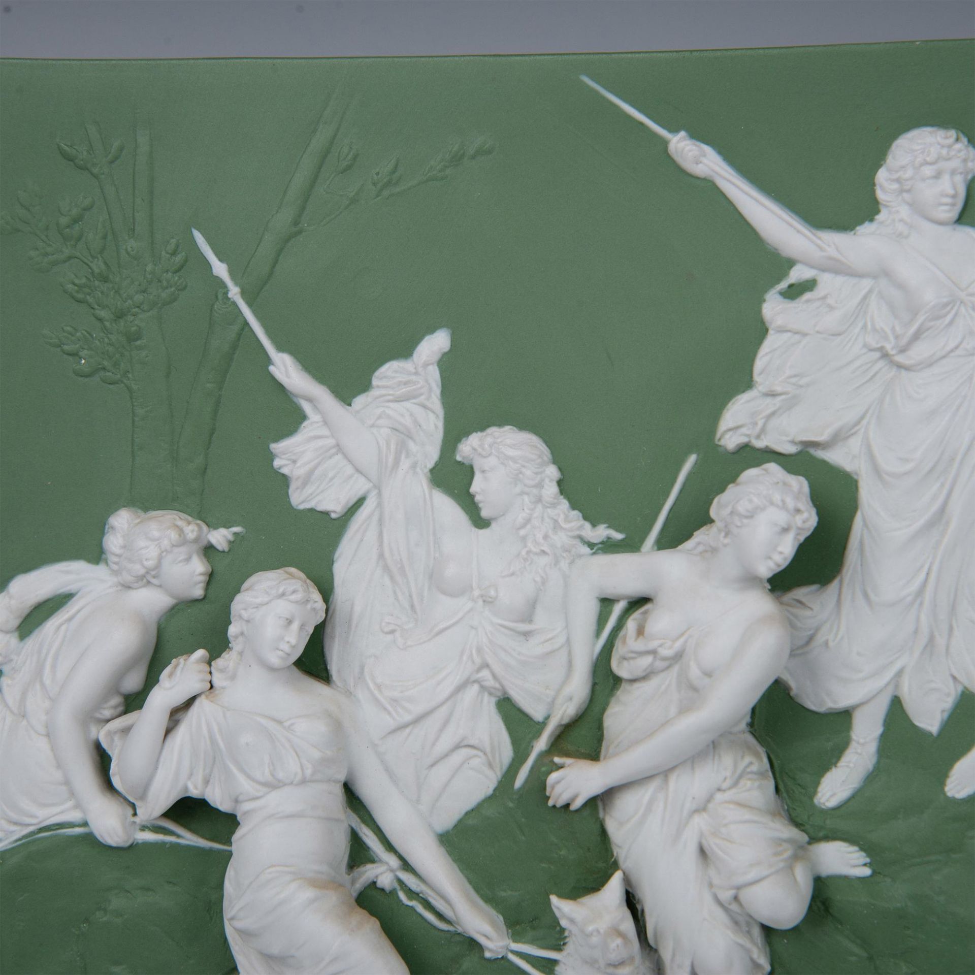 Neoclassical Sage Green Wall Plaque, Battle In The Forest - Bild 3 aus 5