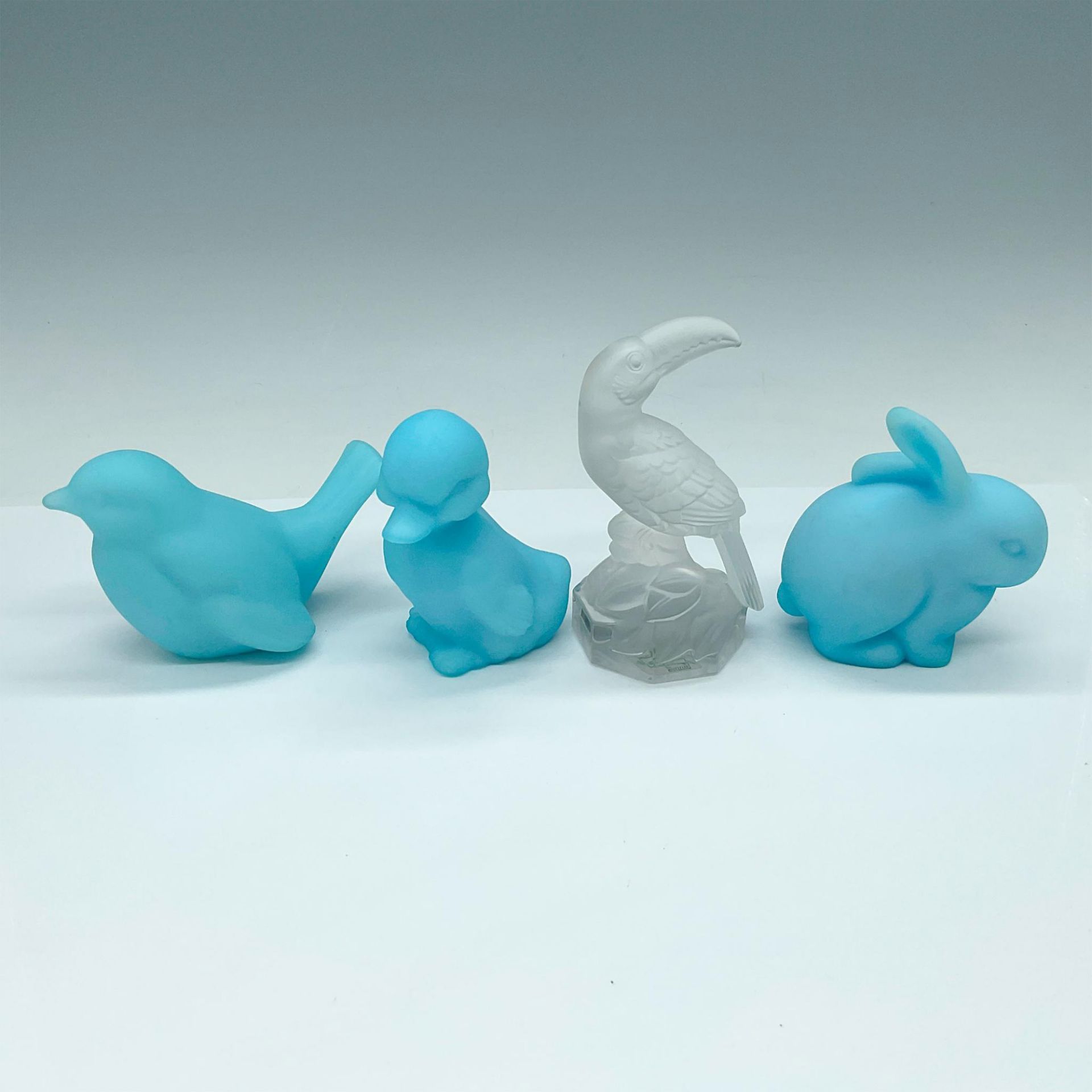 4pc Fenton Blue Satin Glass and Goebel Crystal Figurines - Bild 2 aus 3