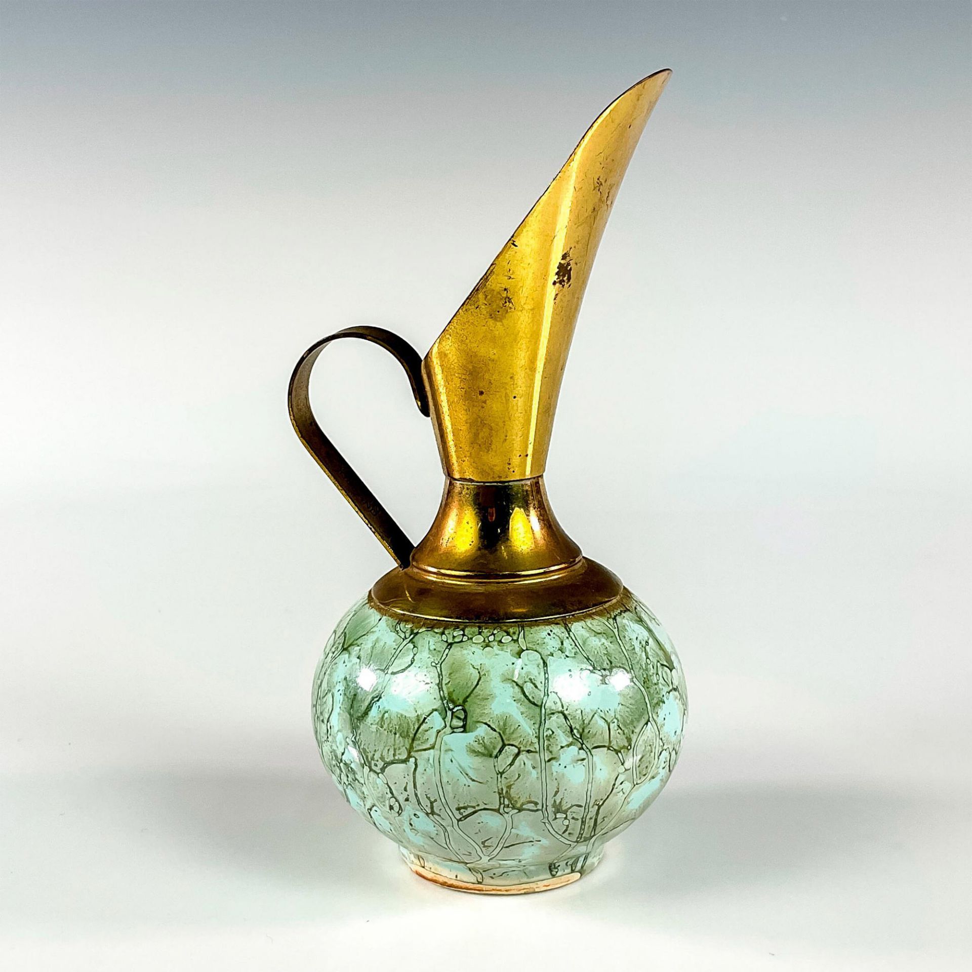 Mid-Century Delft Hand Painted Porcelain Pitcher Brass Vase - Bild 2 aus 3