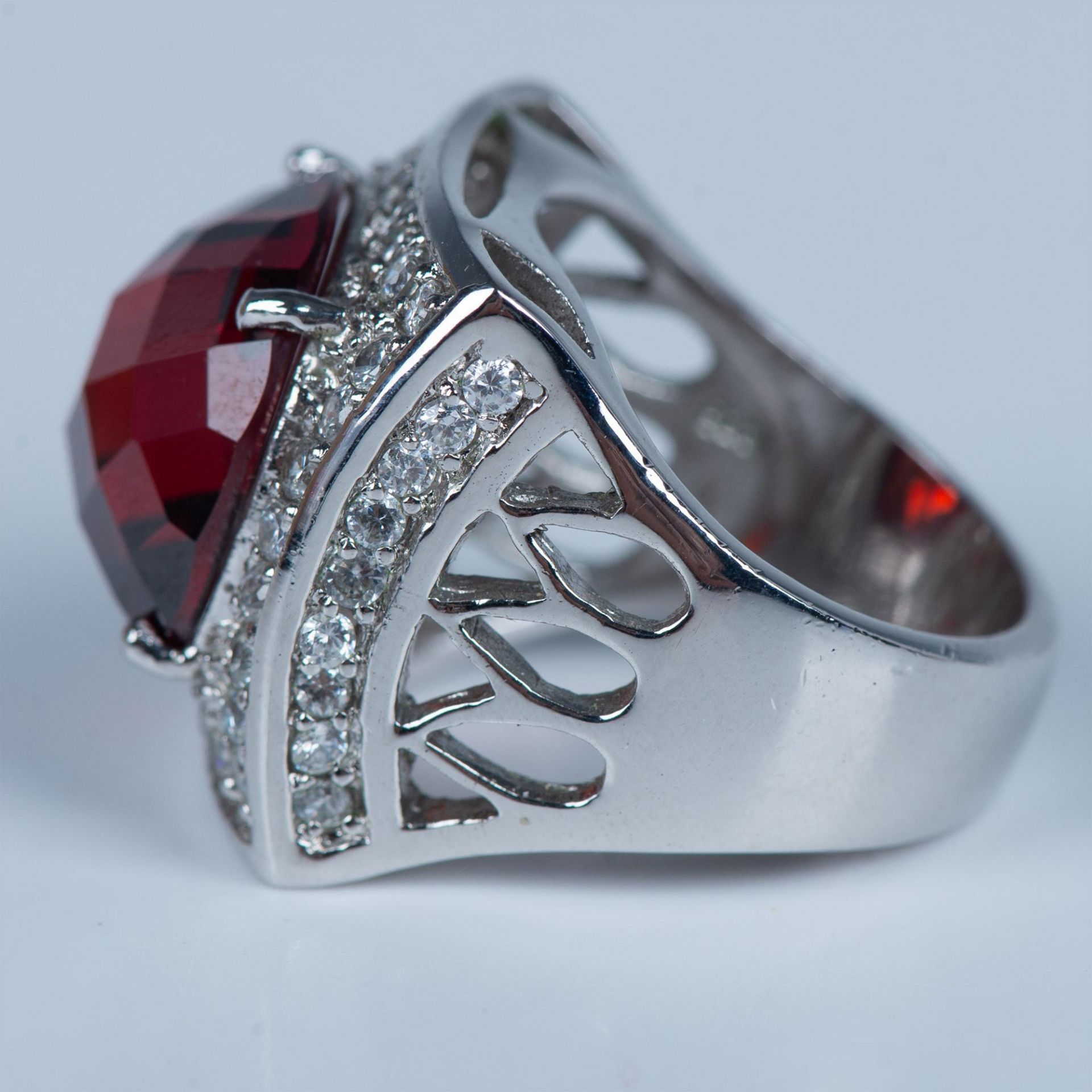 Eye-Catching Sterling Silver and Red Crystal Ring - Bild 3 aus 6