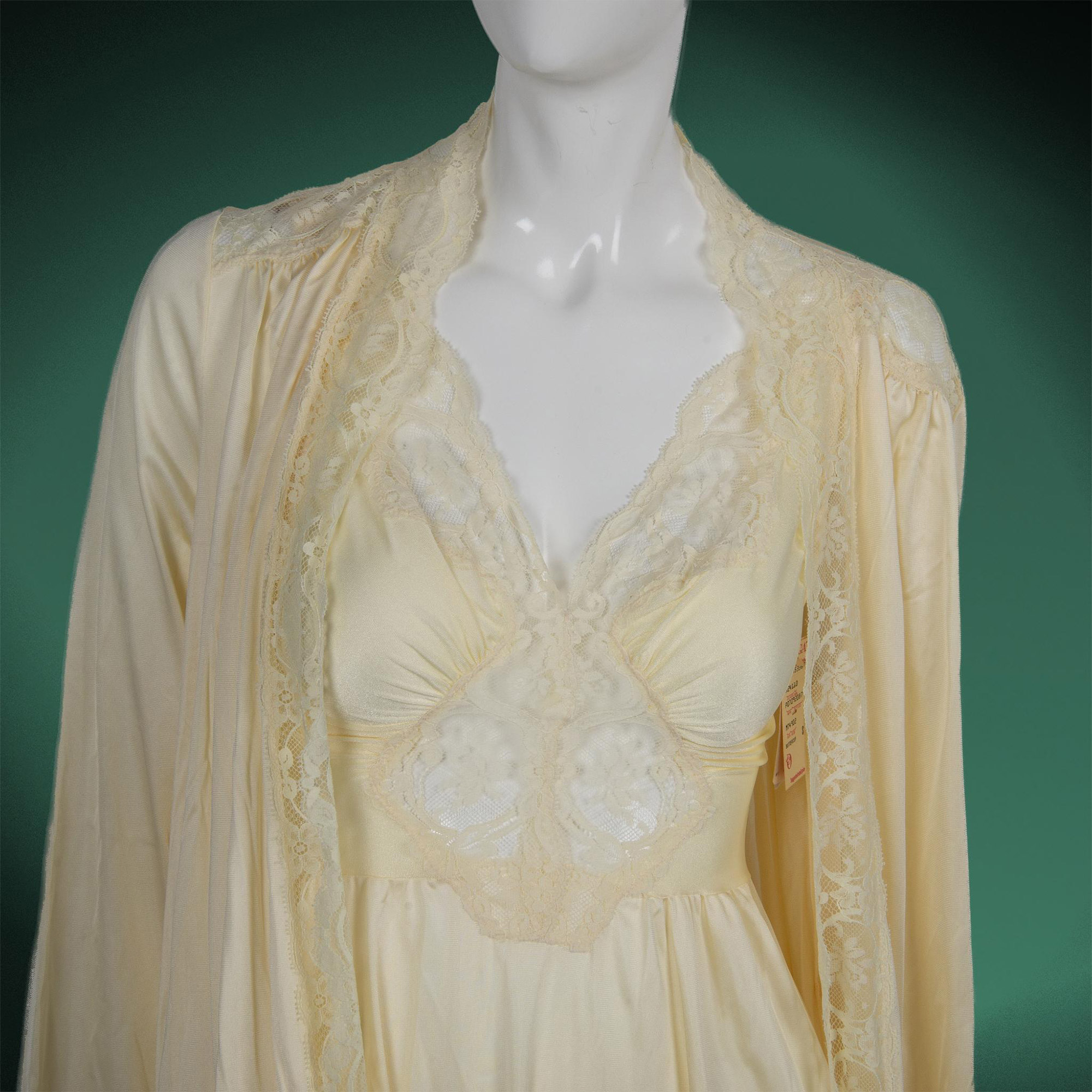 Vintage Olga Buttercup Robe and Gown, Size Small - Image 2 of 6