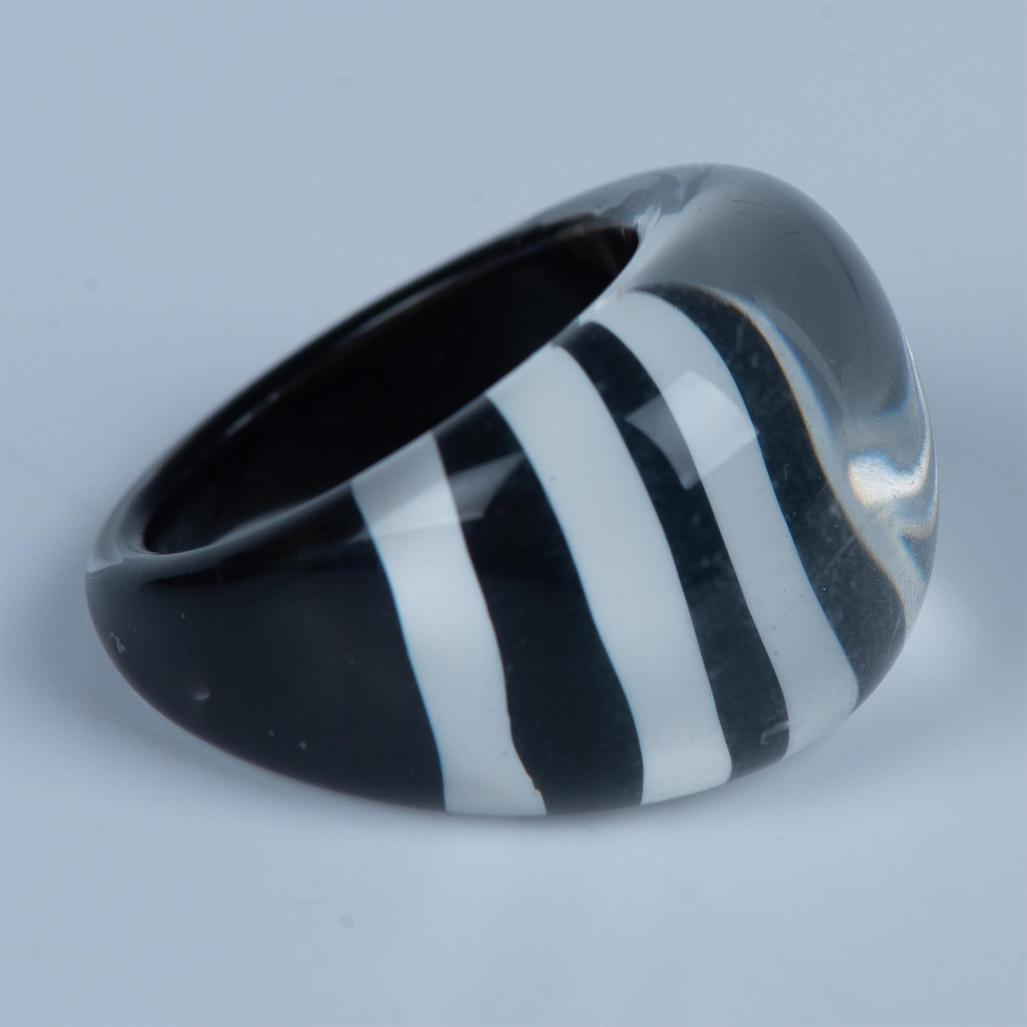 Retro Black & White Striped Lucite Ring - Image 2 of 5