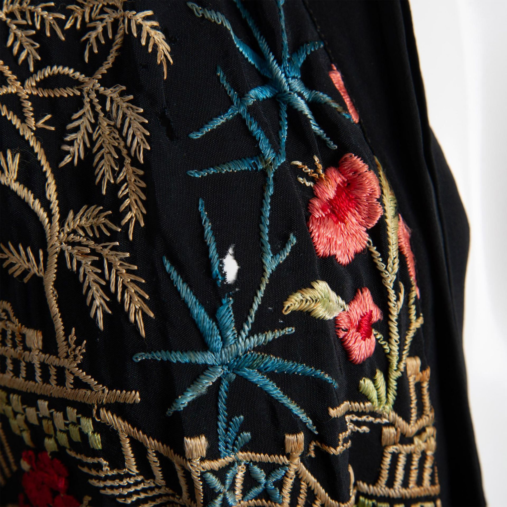 Japanese Embroidered Robe, Size Medium - Image 5 of 8