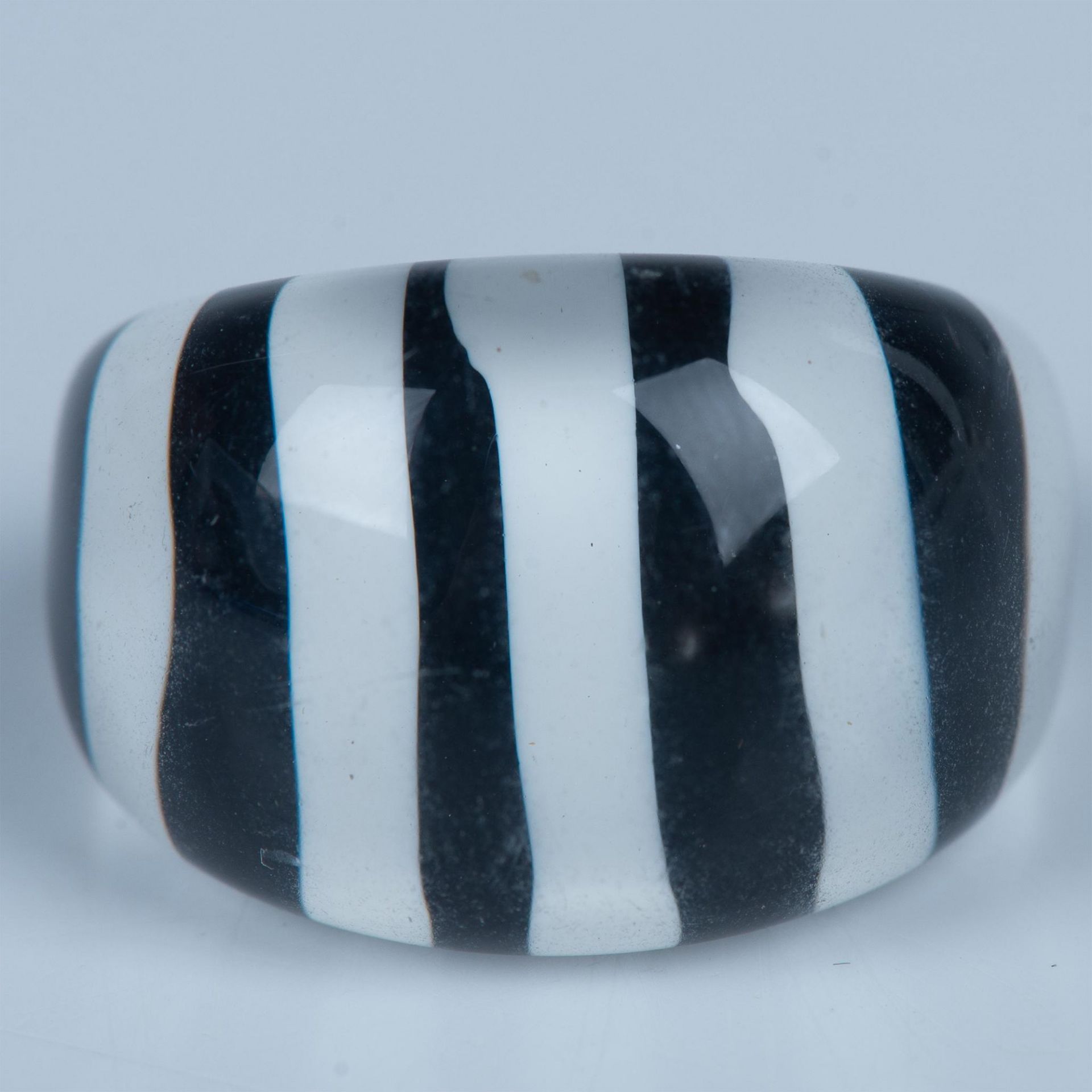 Retro Black & White Striped Lucite Ring - Bild 5 aus 5