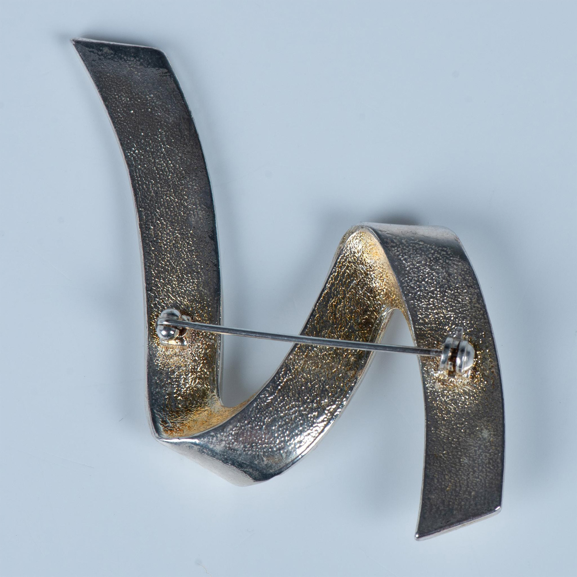Unique Metal Zigzag Brooch - Image 2 of 6