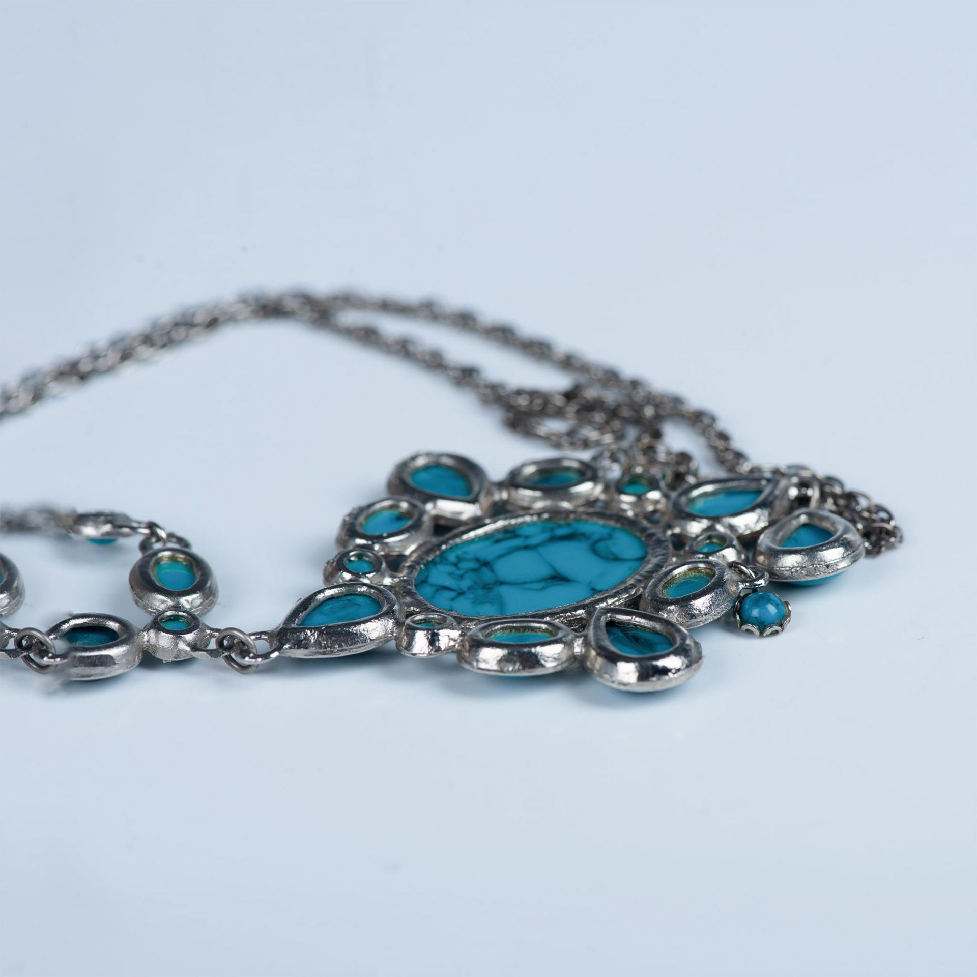 Bold Southwestern Faux Turquoise Pendant Necklace - Bild 7 aus 8