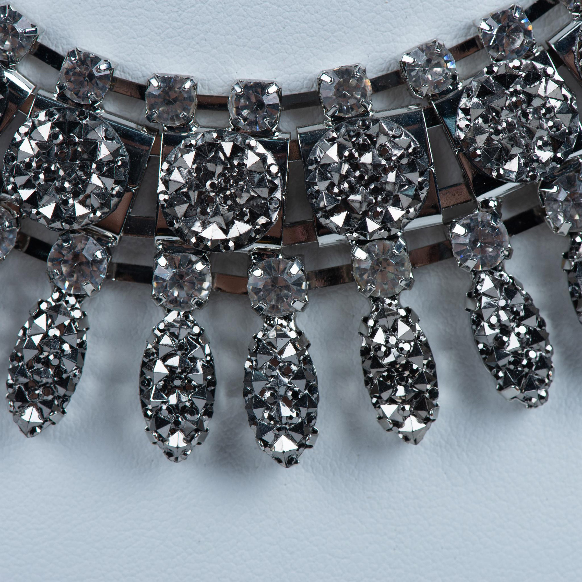 Stunning Rhodium and Rhinestone Necklace - Image 3 of 6