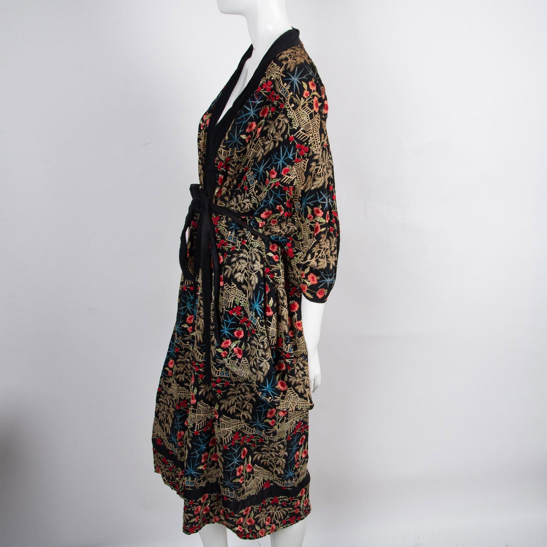 Japanese Embroidered Robe, Size Medium - Image 4 of 8