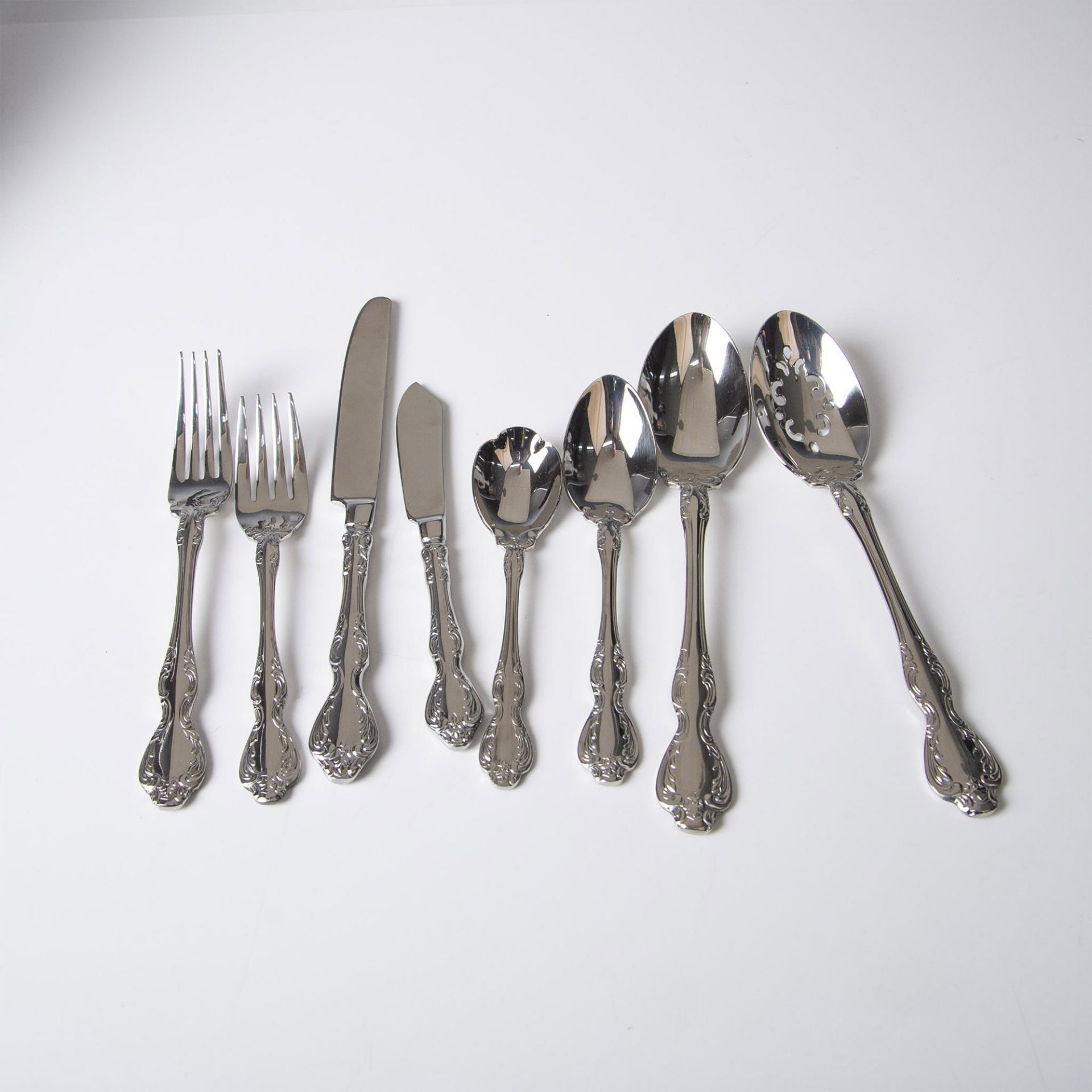 65pc Oneida Stainless Steel 18/10-Service for 12 + Utensils - Image 5 of 7