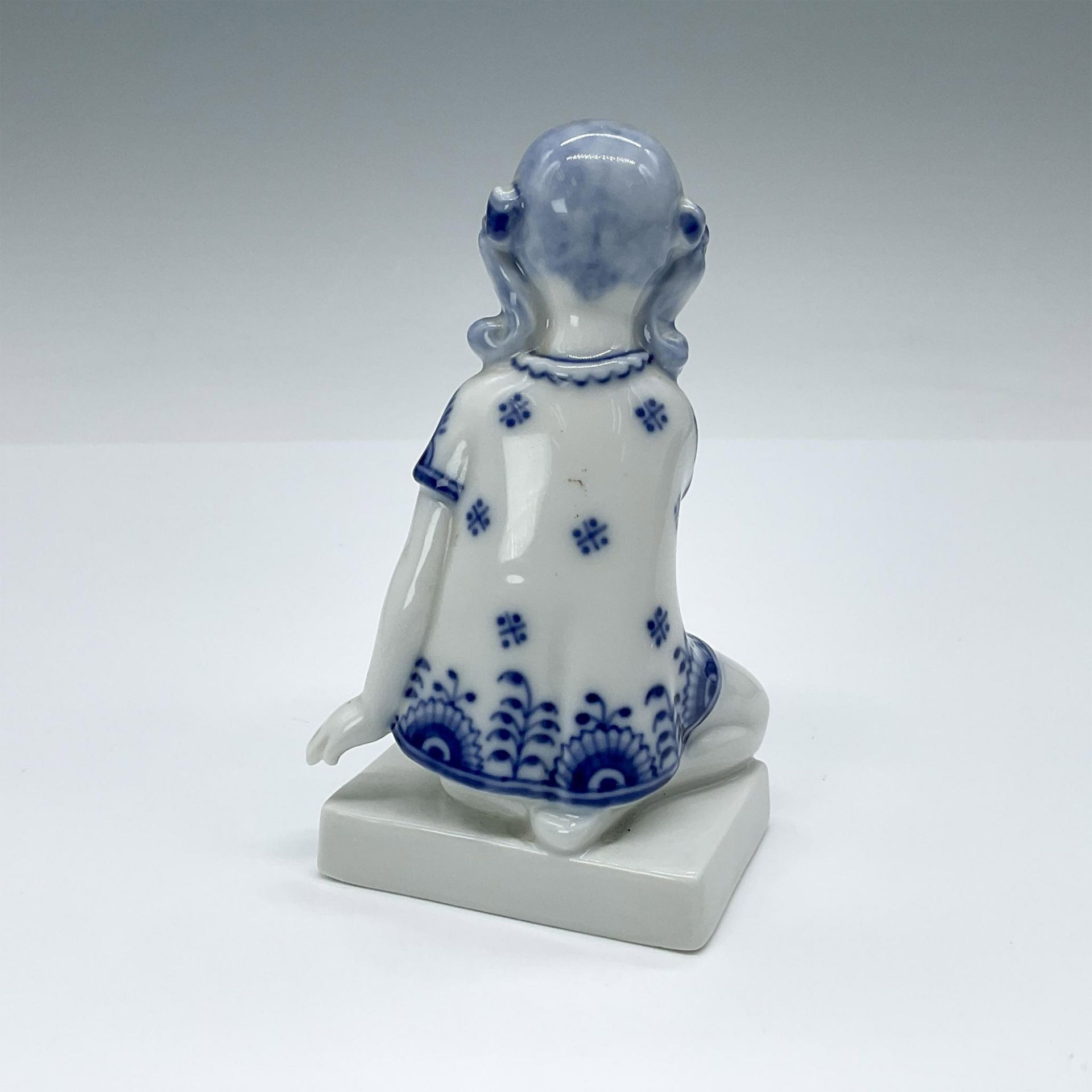 Royal Copenhagen Porcelain Figurine, Girl with Trumpet R4796 - Bild 2 aus 3