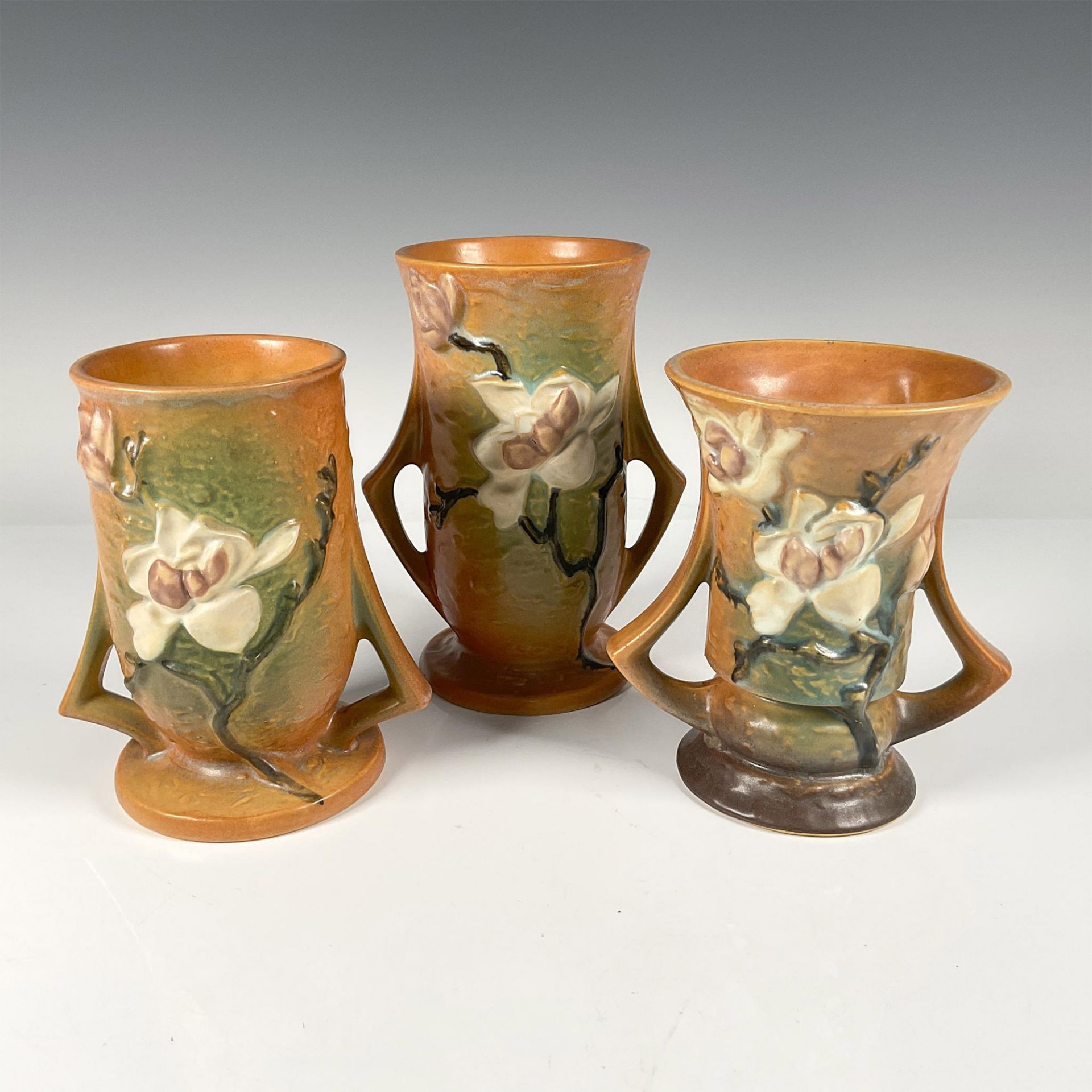 3pc Roseville Pottery, Brown Magnolia Vases 87, 88 and 89 - Bild 2 aus 3