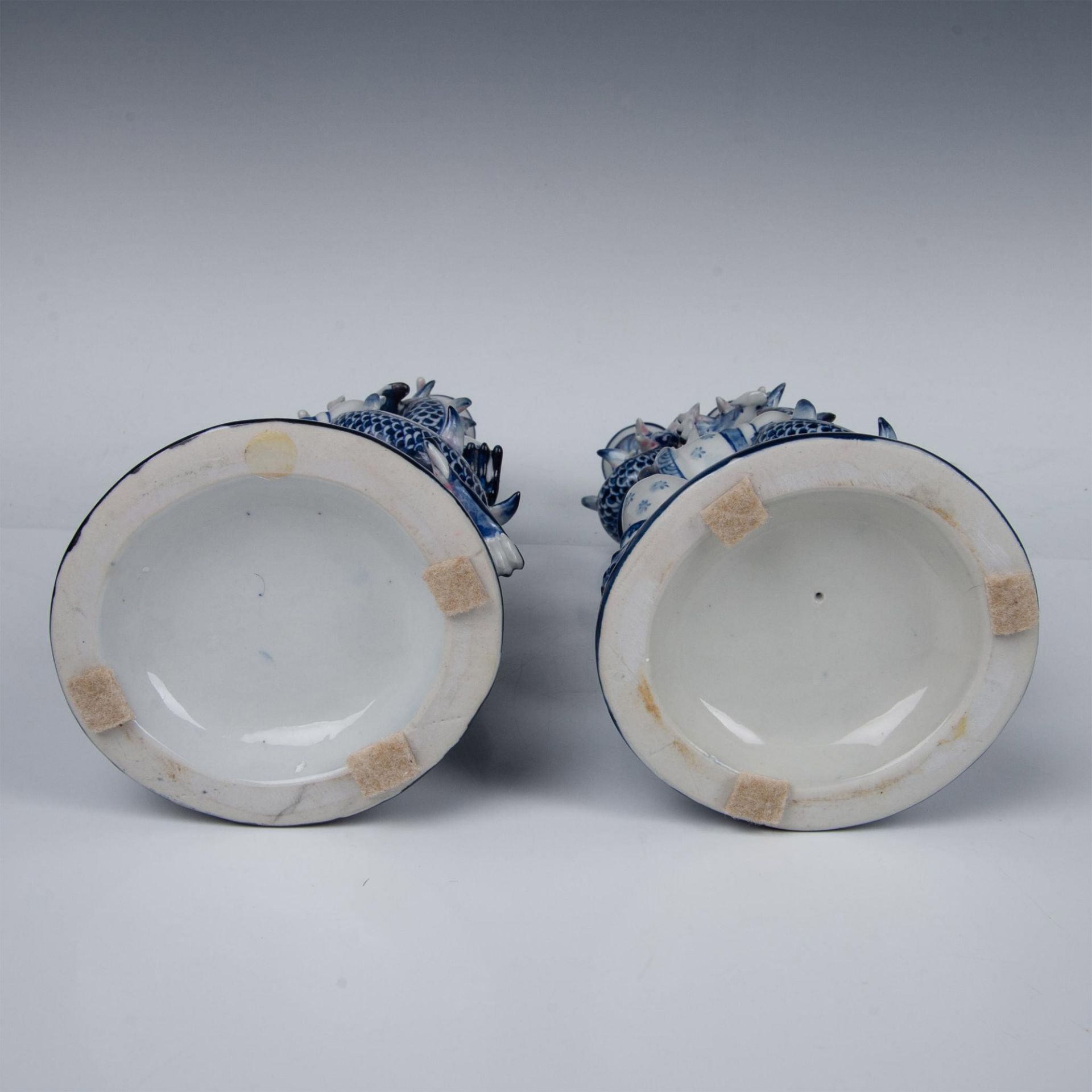 2pc Chinese Blue/White Porcelain Serpentine Candleholders - Bild 7 aus 7
