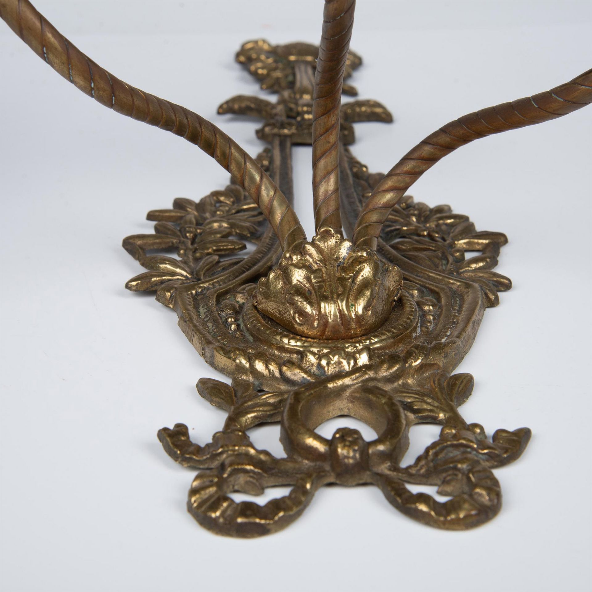 Pair of French Louis XV Style Bronze Three-Armed Sconces - Bild 2 aus 5