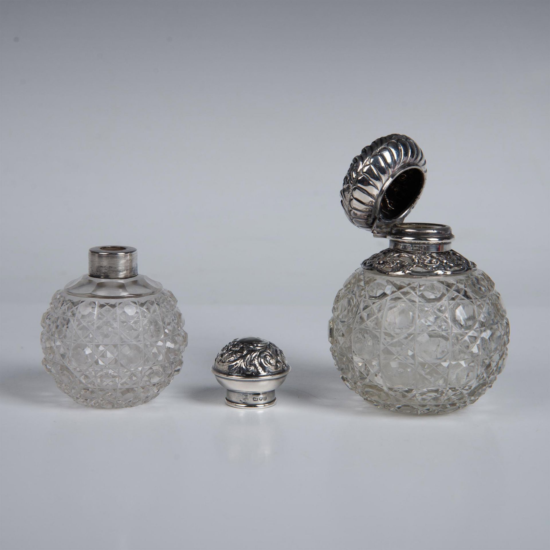 2pc Antique English Cut Crystal and Sterling Scent Bottles - Bild 2 aus 4