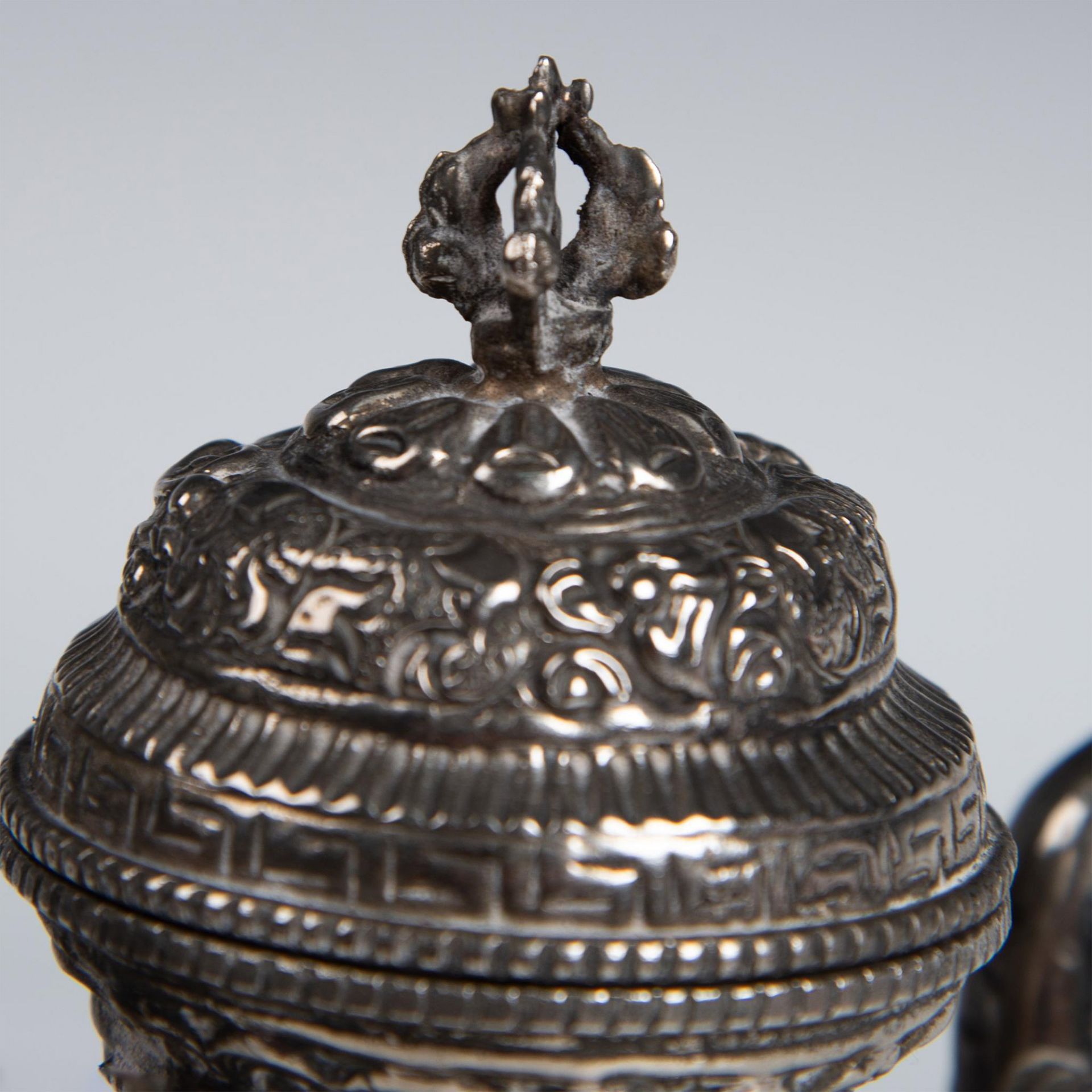 Chinese Tibetan Silver Relief Carved Teapot - Bild 6 aus 8