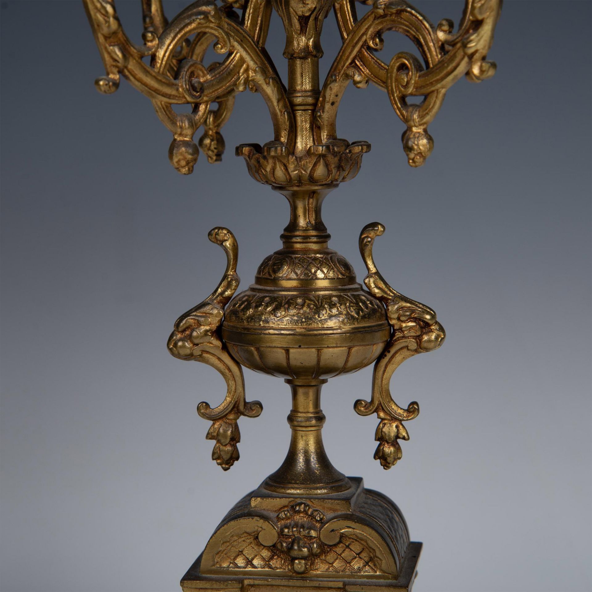 Pair of Brass Baroque Style Mantel Candelabras - Bild 4 aus 7