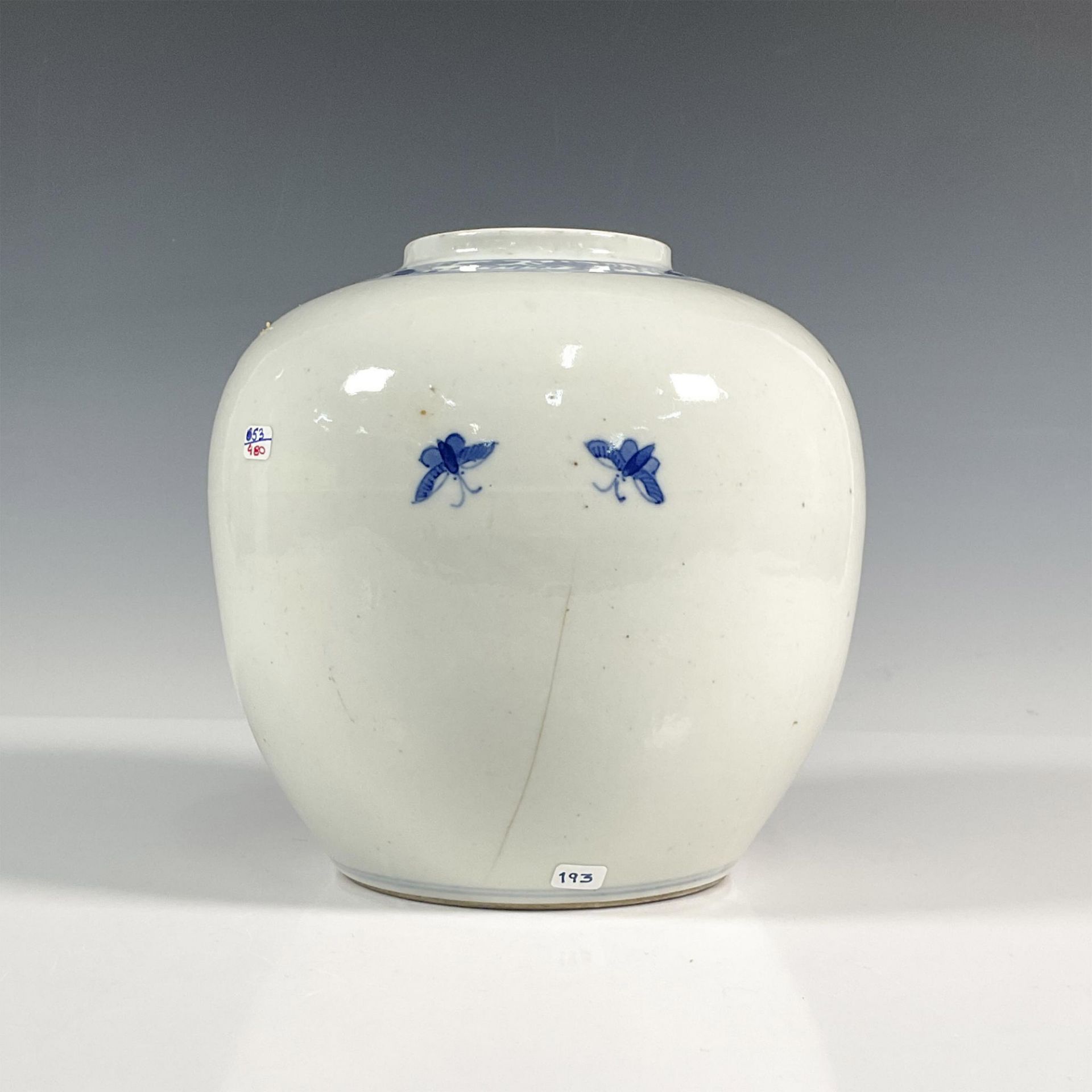 Chinese Porcelain White and Blue Vase - Bild 2 aus 4