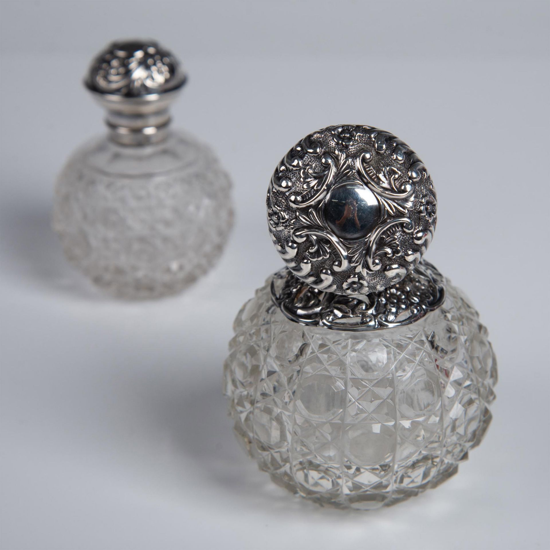 2pc Antique English Cut Crystal and Sterling Scent Bottles - Bild 3 aus 4