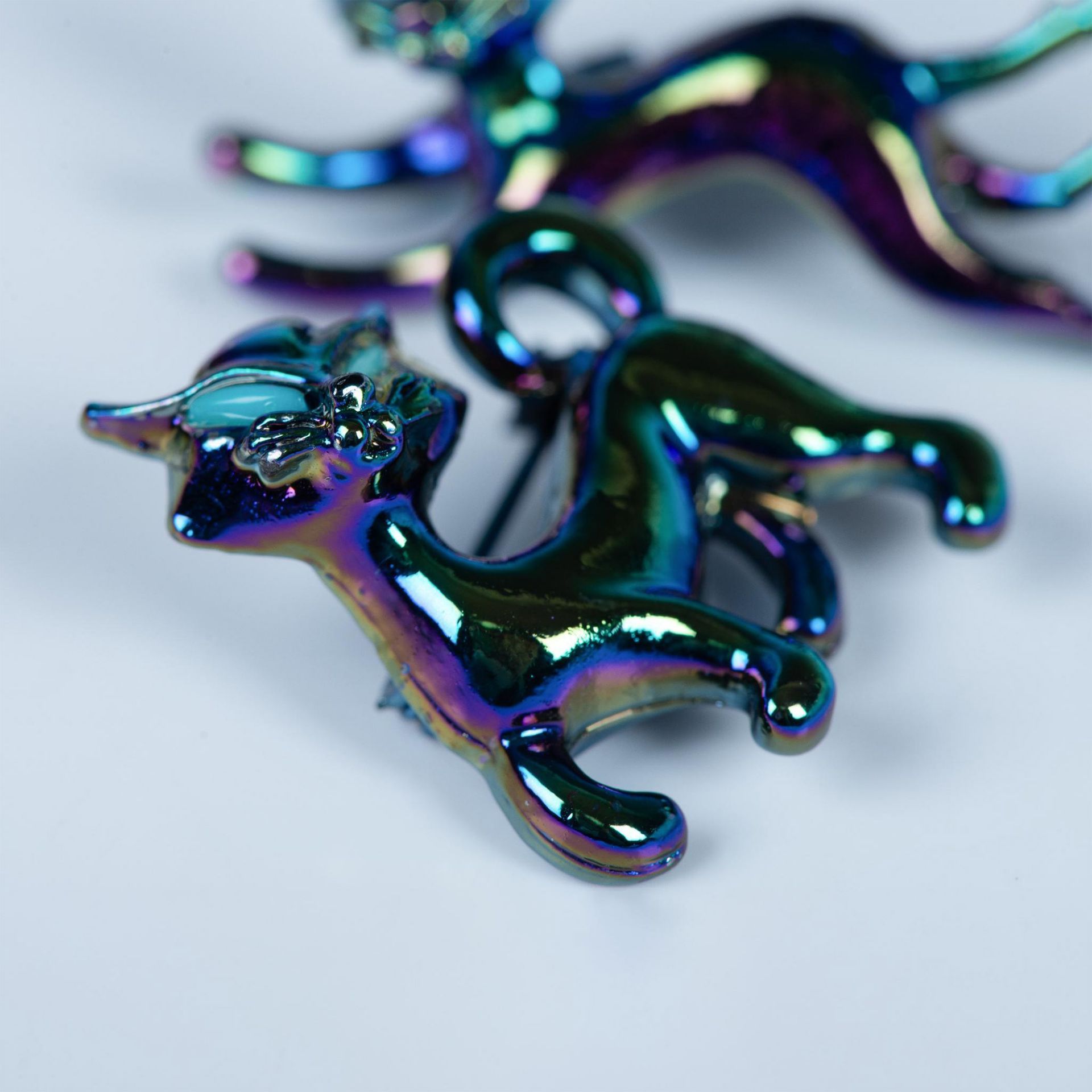 2pc Cute Colorful Iridescent Metal Cat Pins - Bild 4 aus 5