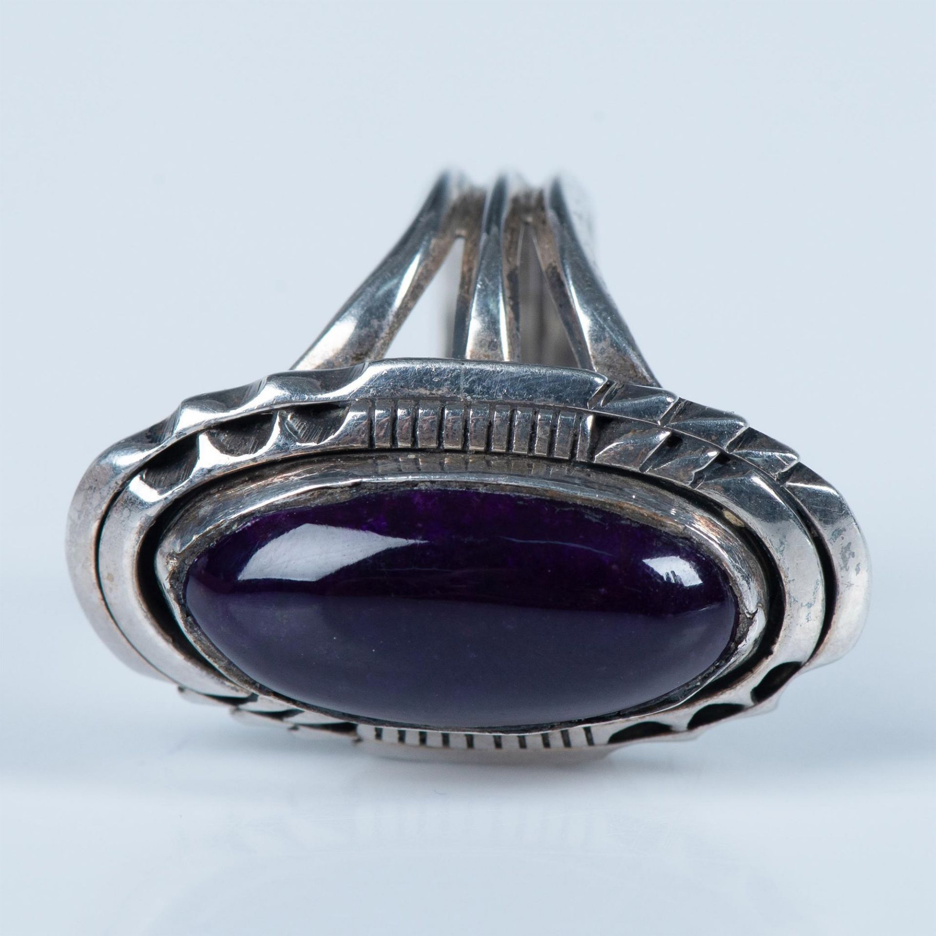 Native American Sterling Silver & Dark Purple Stone Ring - Image 4 of 7