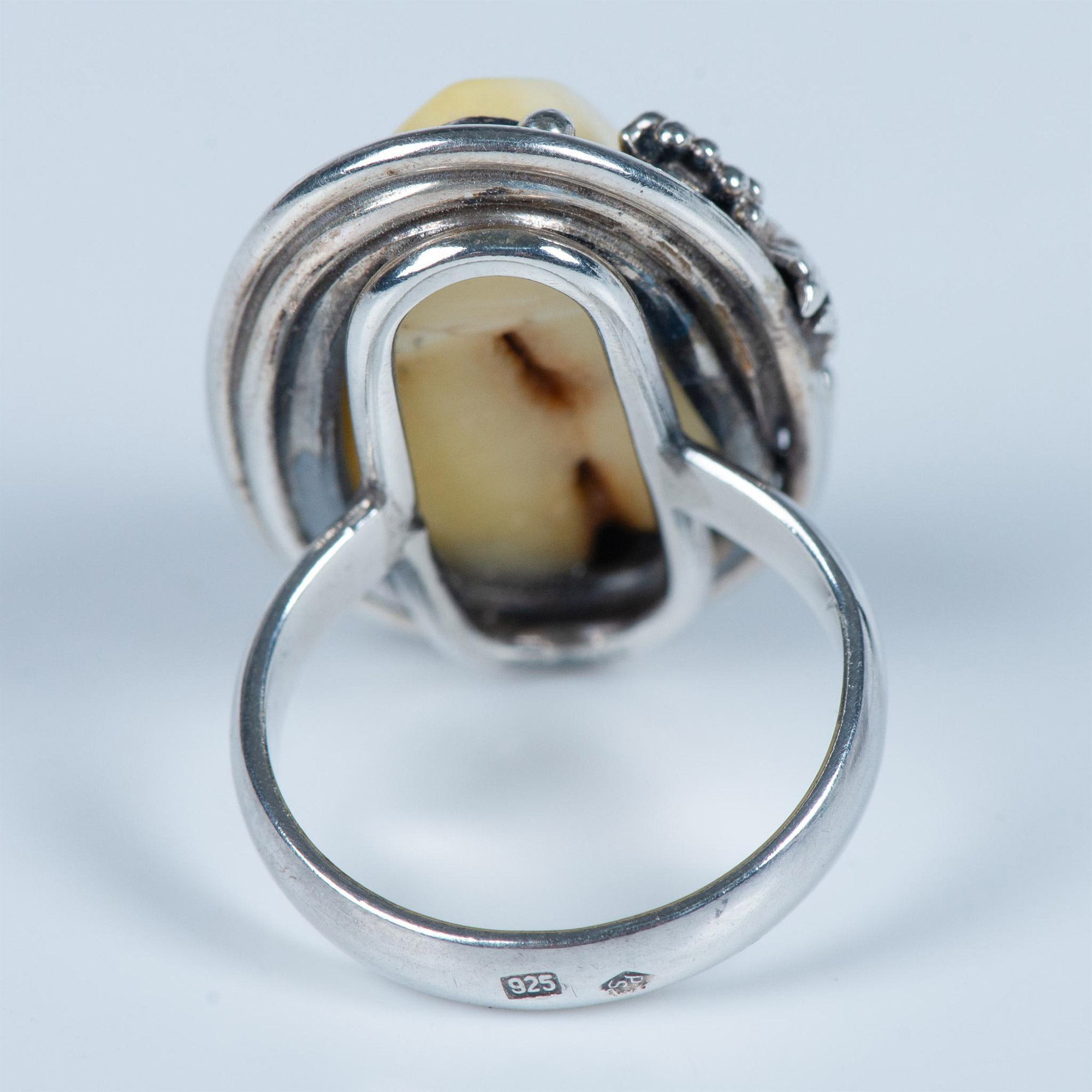 Stunning Butterscotch Baltic Amber and Sterling Silver Ring - Image 4 of 7