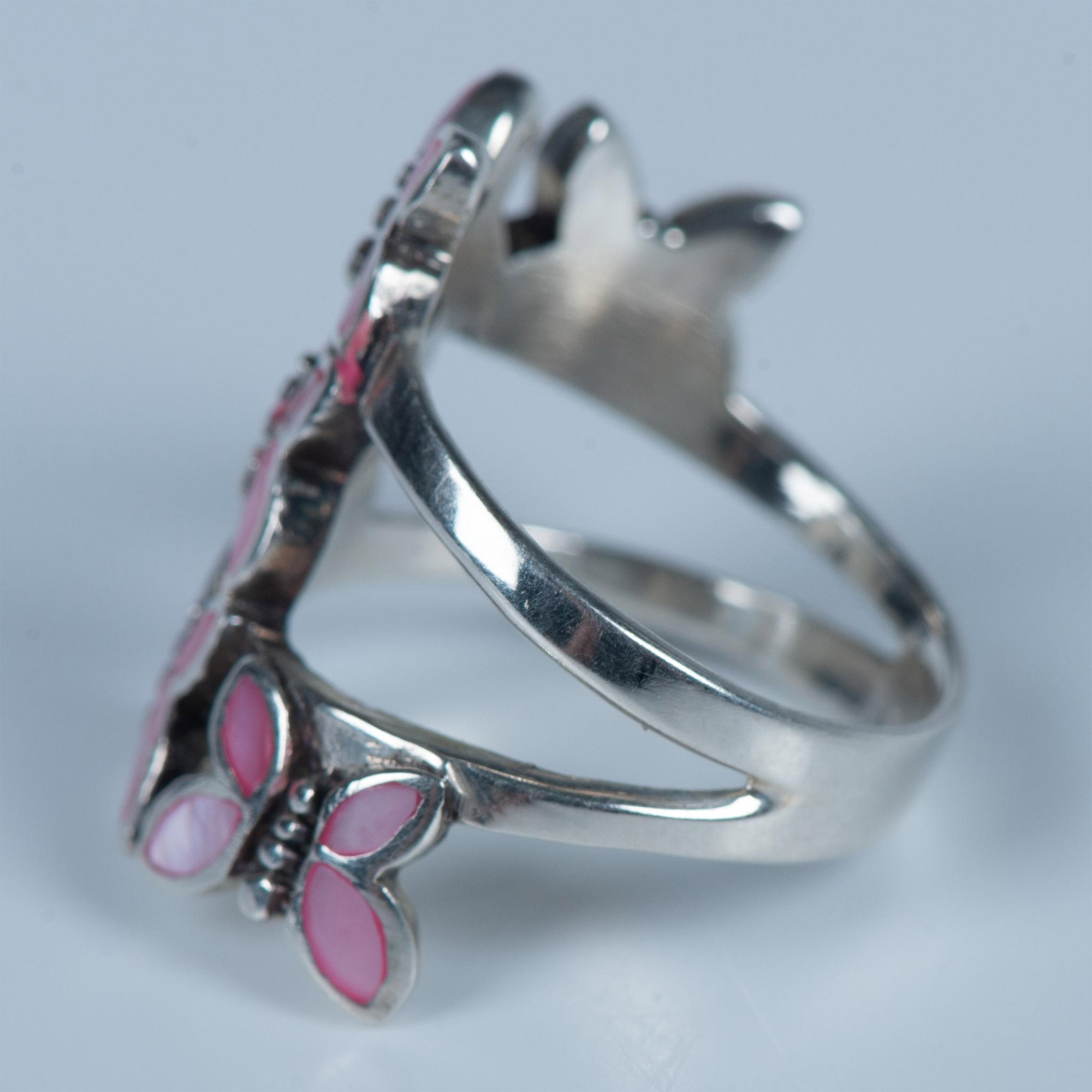 Beautiful Sterling & Pink Mother of Pearl Butterfly Ring - Image 2 of 5