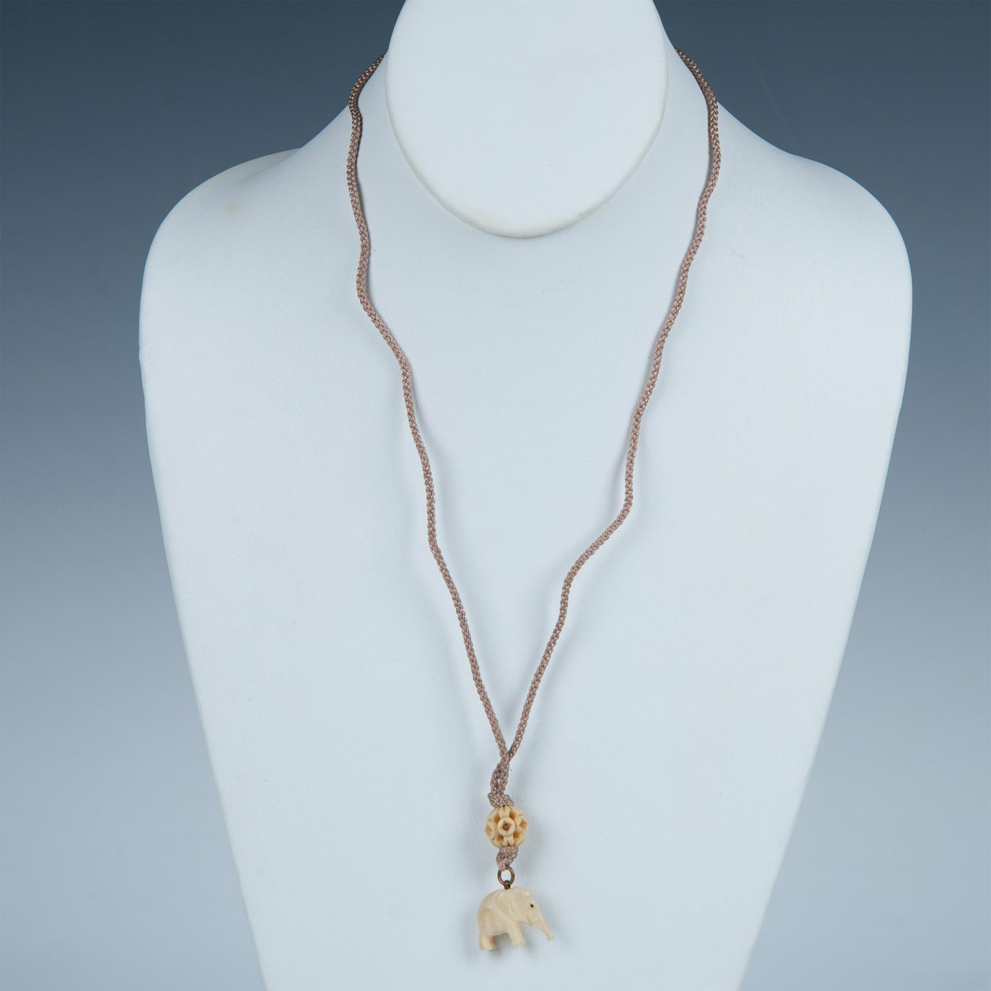 Mother of Pearl & Carved Bone Elephant Necklace - Image 2 of 3