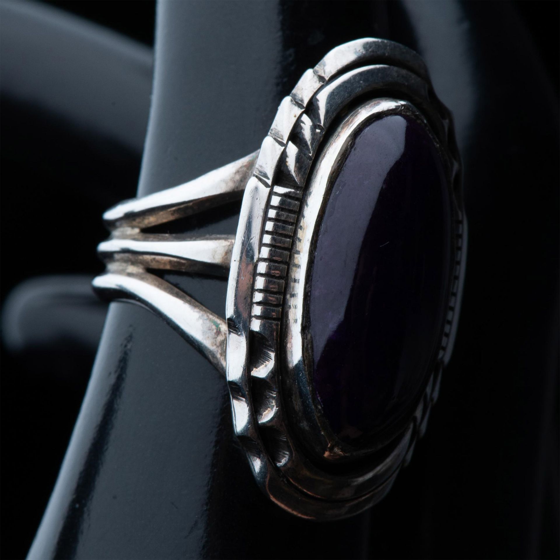 Native American Sterling Silver & Dark Purple Stone Ring - Image 2 of 7