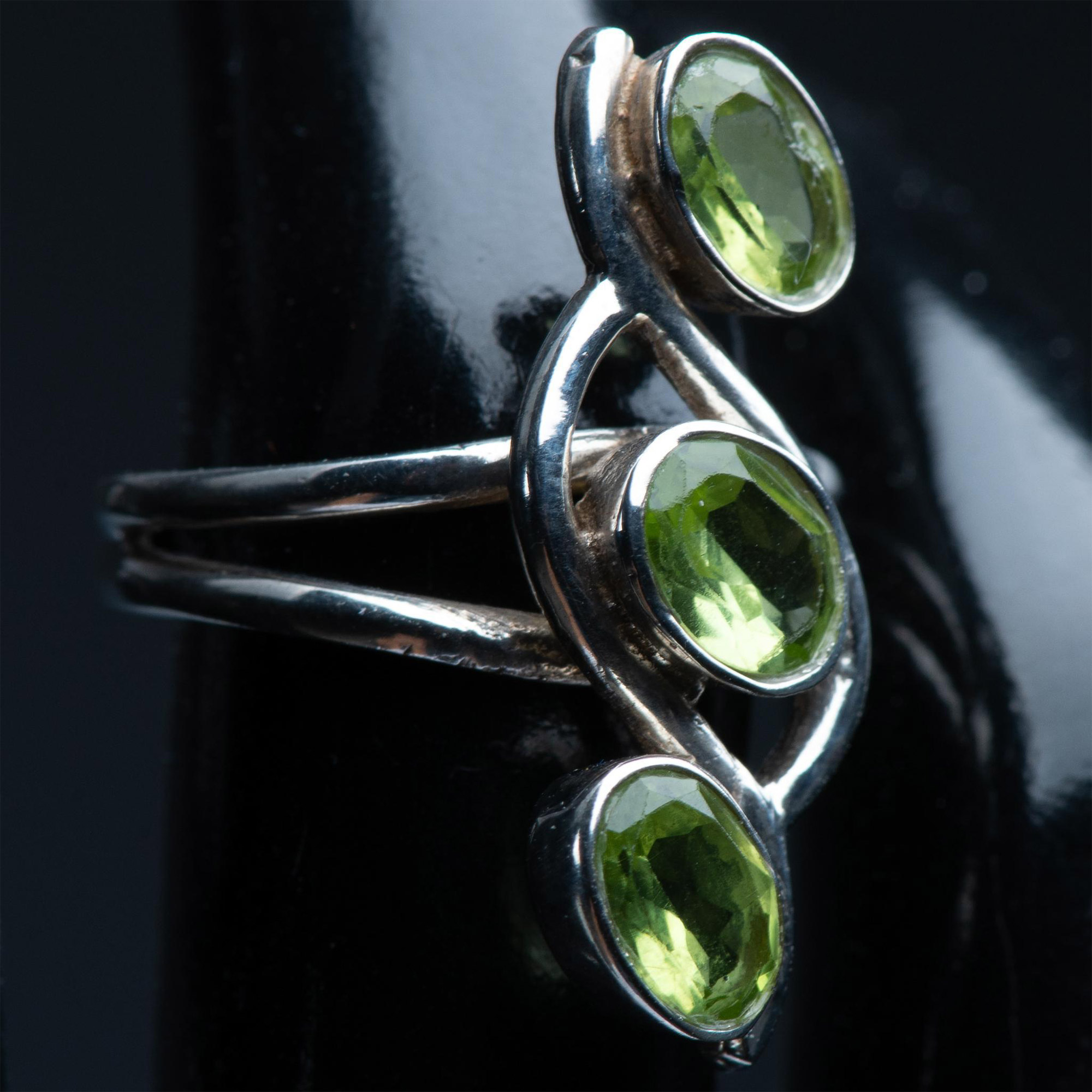 Beautiful Sterling Silver & Green Peridot Stone Ring - Image 7 of 7