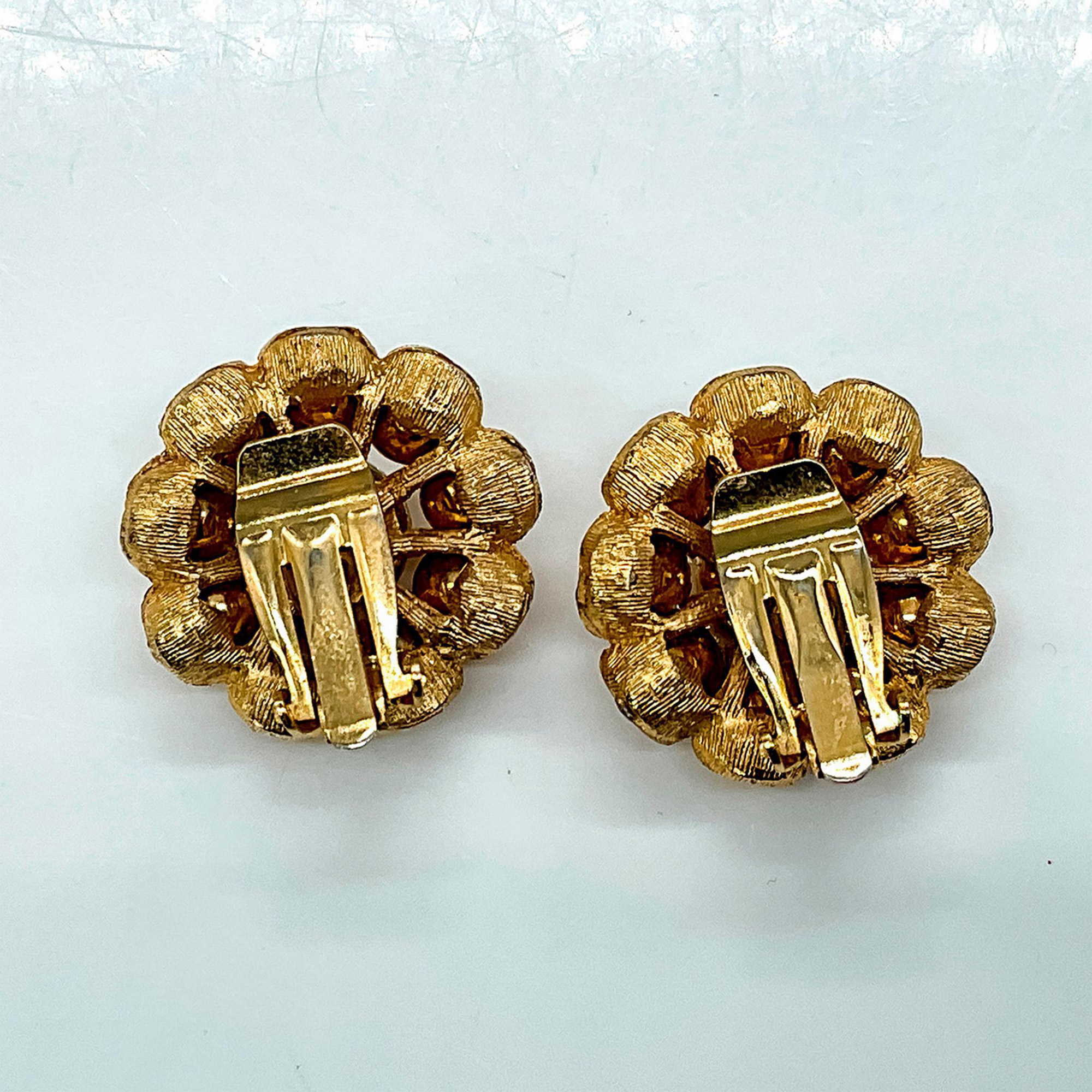 Vintage Gold Tone Floral Cluster Clip On Earrings - Image 2 of 2