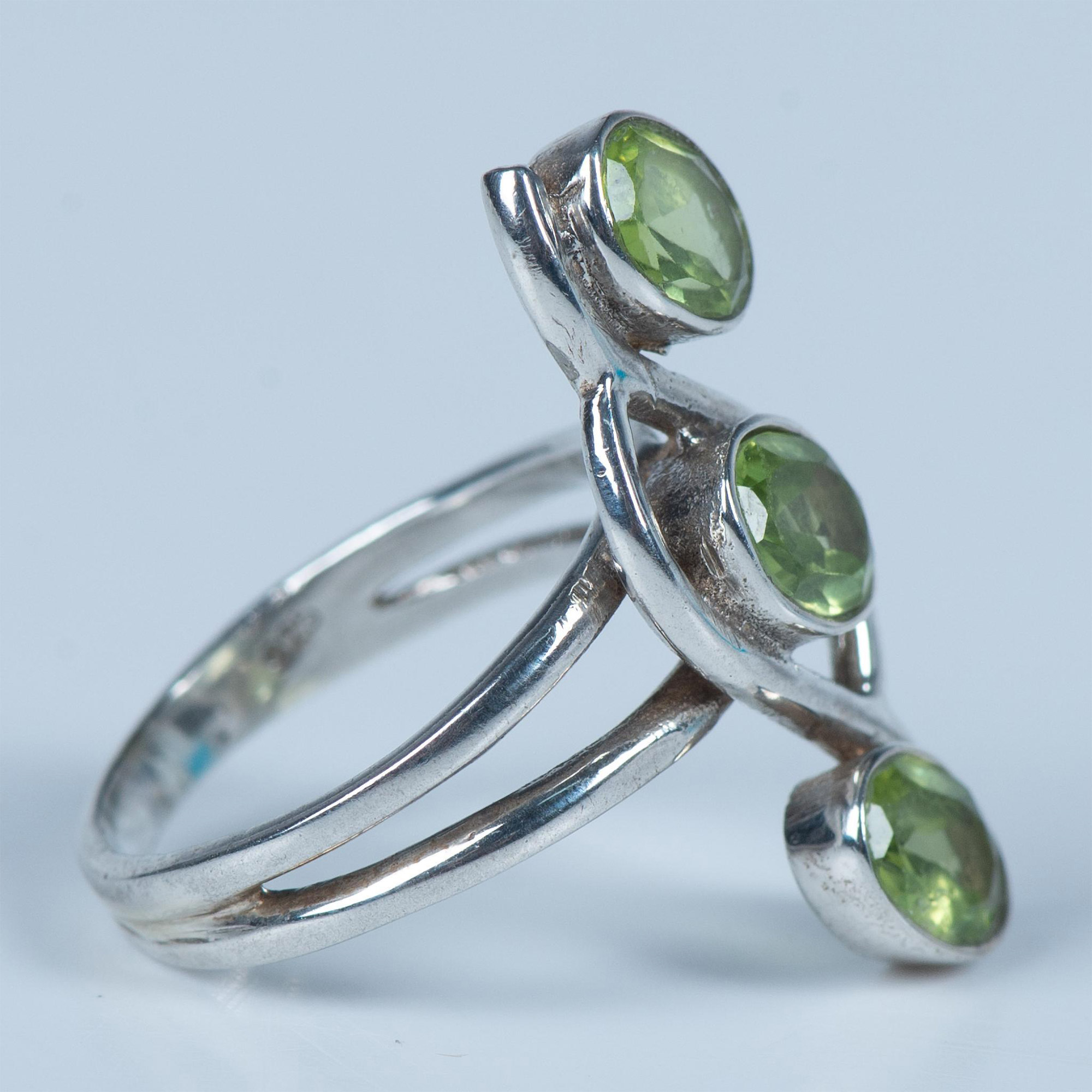 Beautiful Sterling Silver & Green Peridot Stone Ring - Image 5 of 7