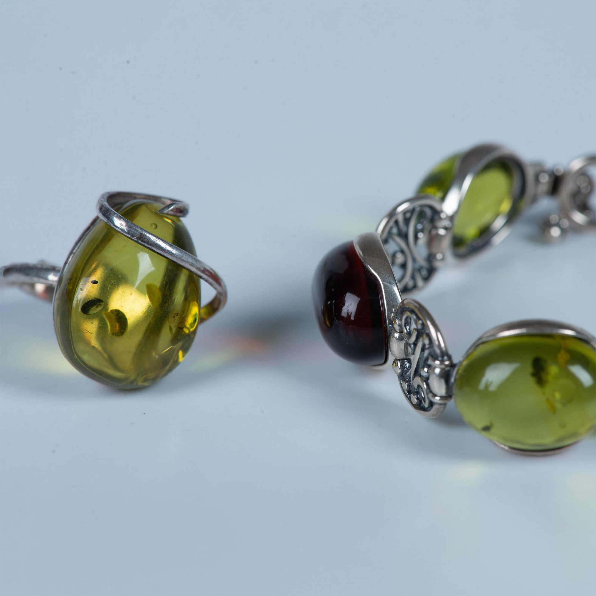 2pc Beautiful Cherry and Green Amber Ring & Bracelet - Image 3 of 9