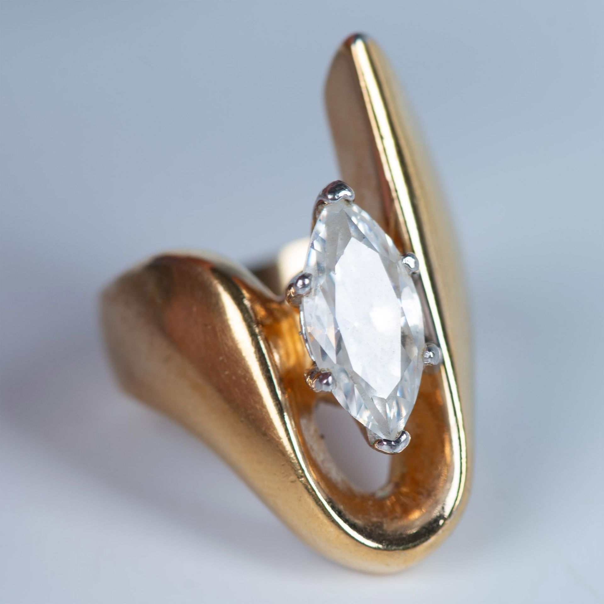 Beautiful 18K HGE Gold & Marquise-Cut Crystal Ring - Image 2 of 4