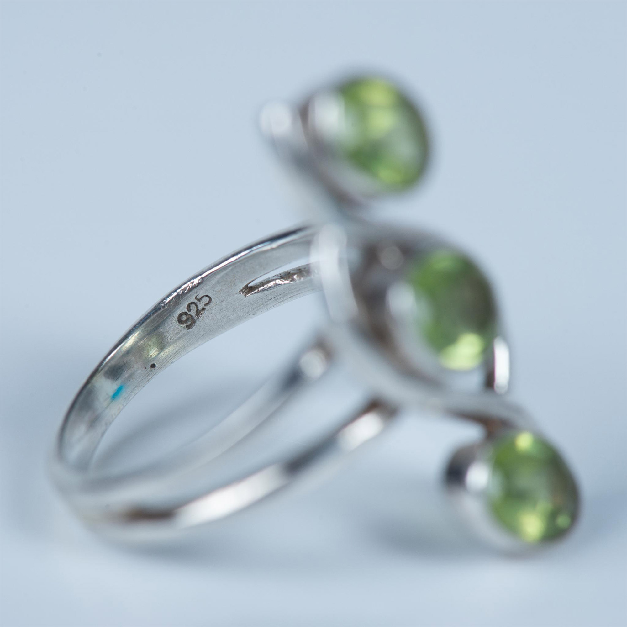 Beautiful Sterling Silver & Green Peridot Stone Ring - Image 4 of 7