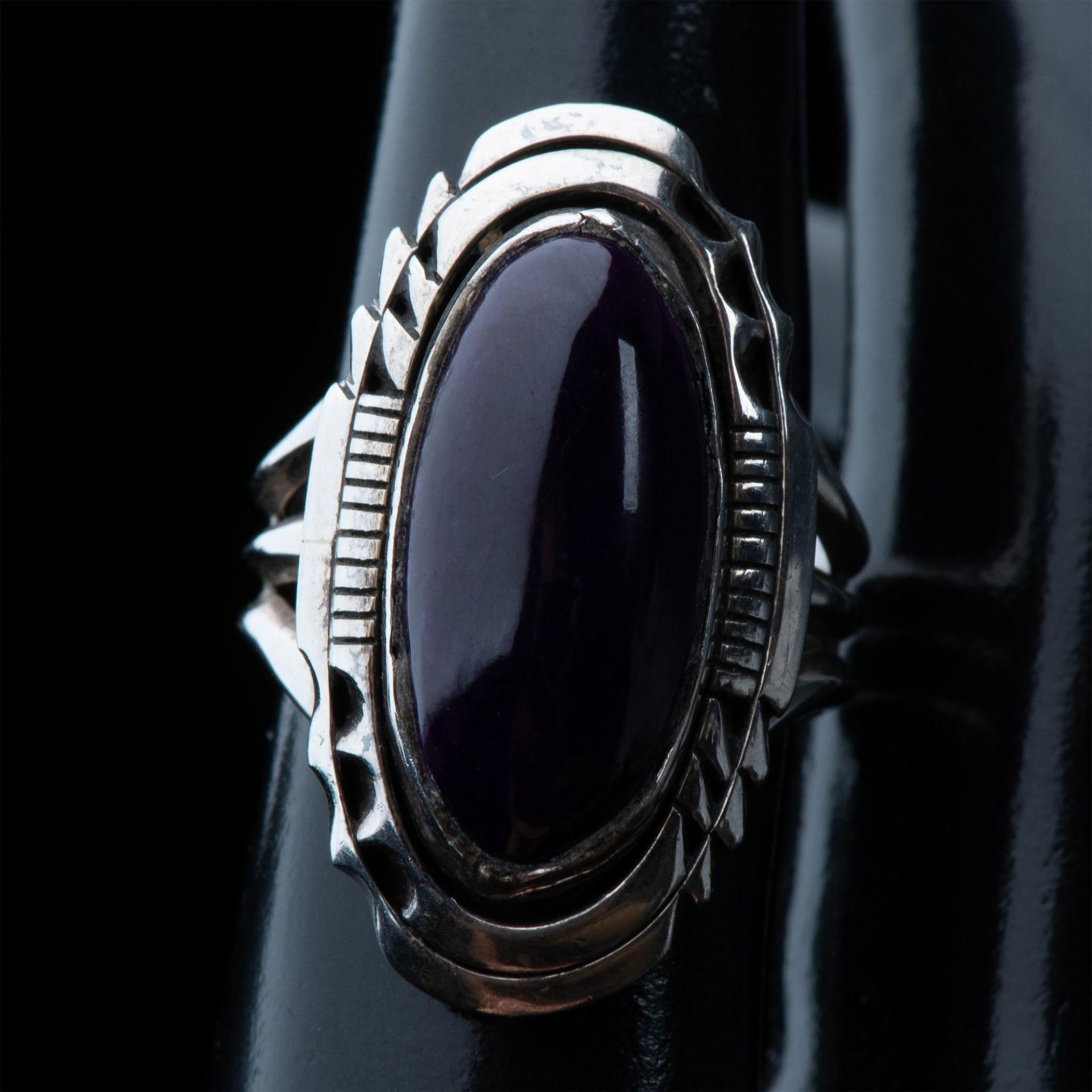 Native American Sterling Silver & Dark Purple Stone Ring - Image 3 of 7