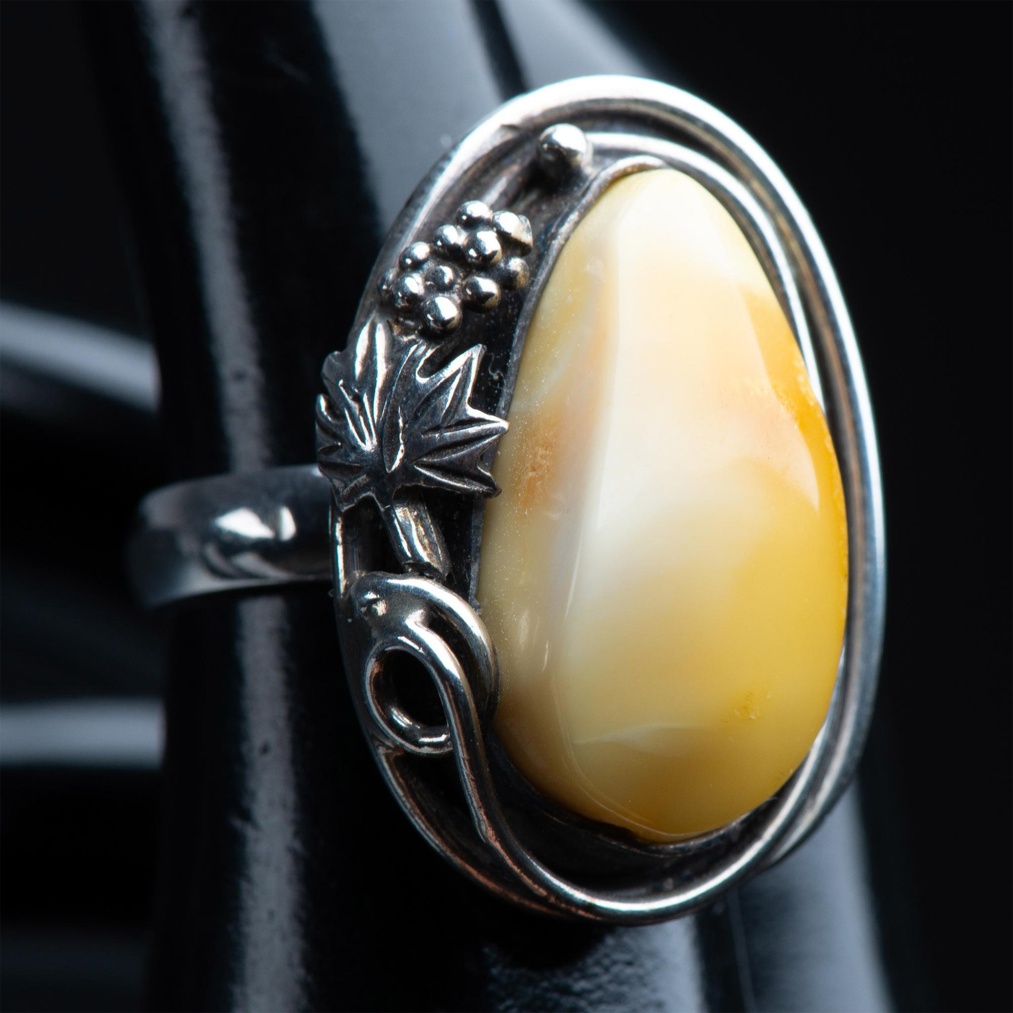 Stunning Butterscotch Baltic Amber and Sterling Silver Ring - Image 7 of 7
