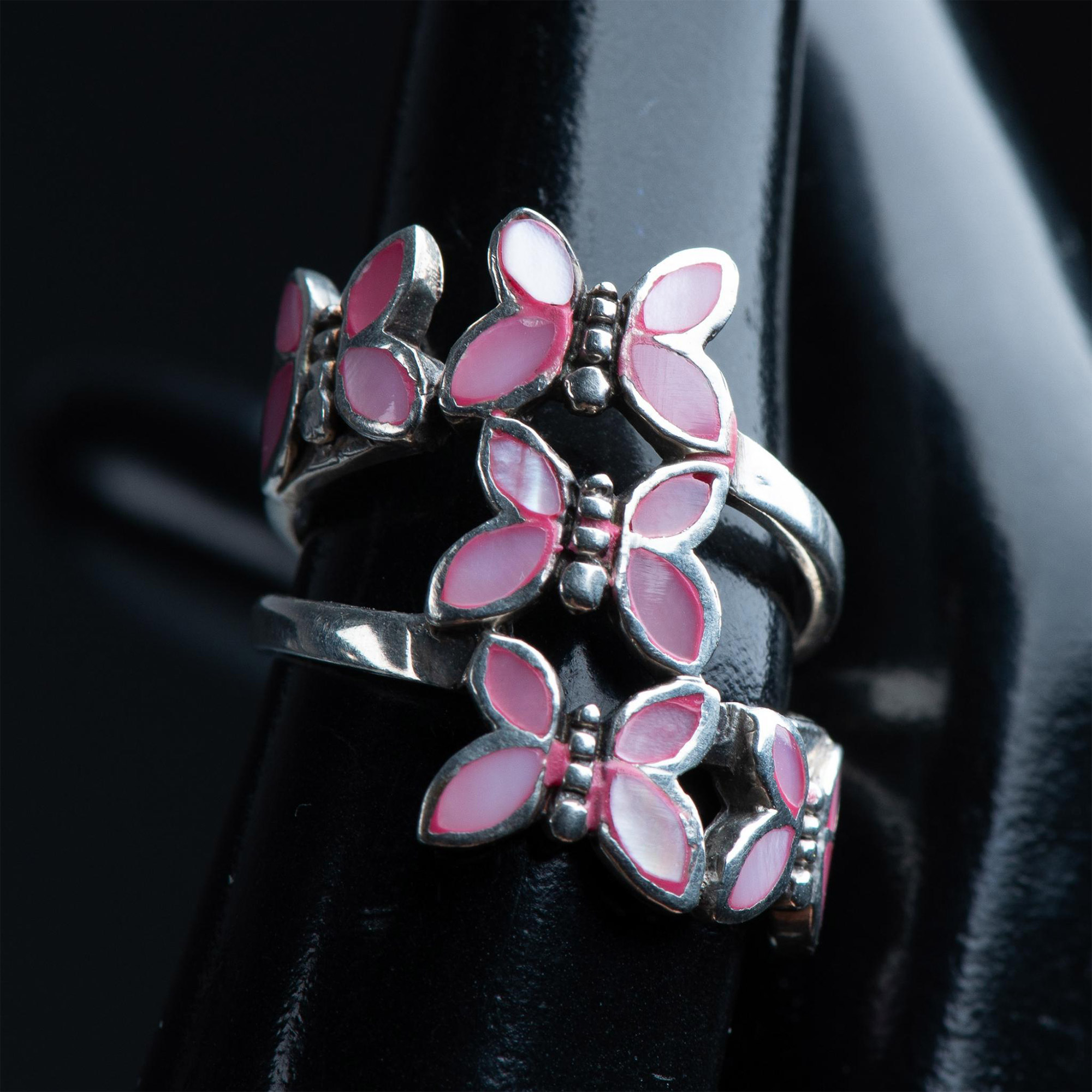 Beautiful Sterling & Pink Mother of Pearl Butterfly Ring - Image 5 of 5