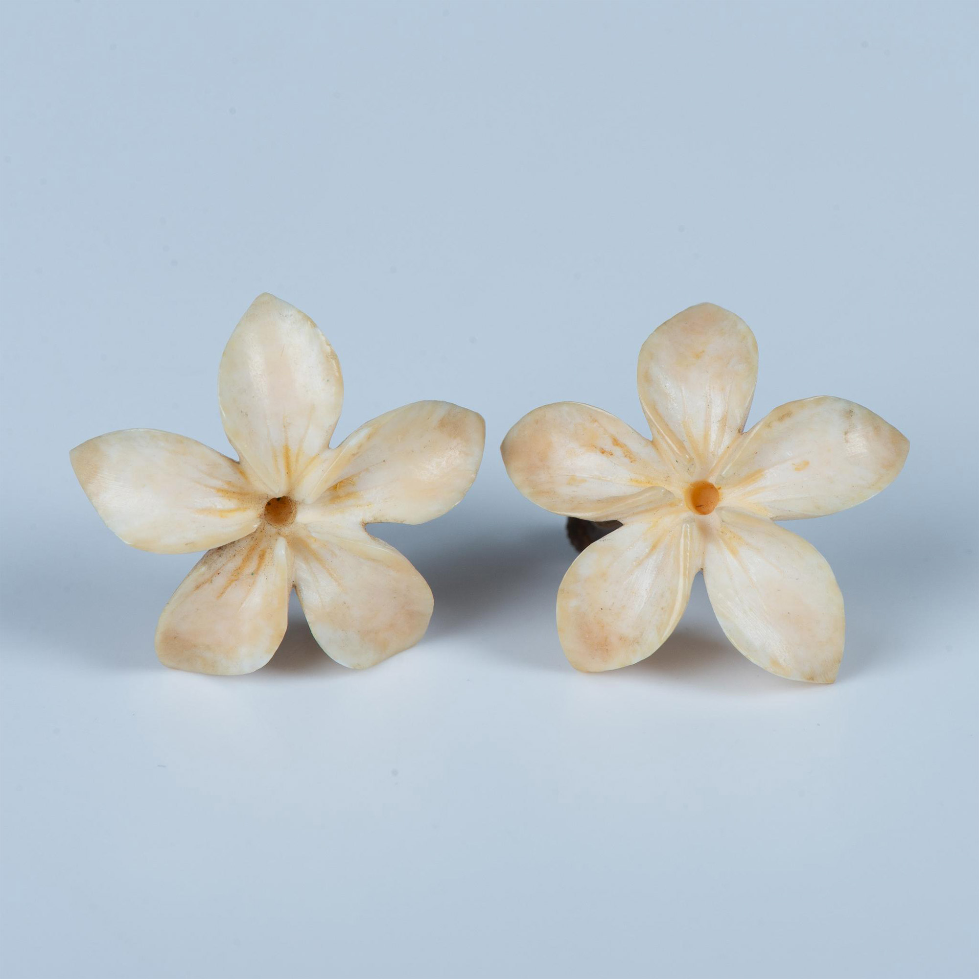 3 Pairs of Creamy Color Earrings - Image 3 of 5