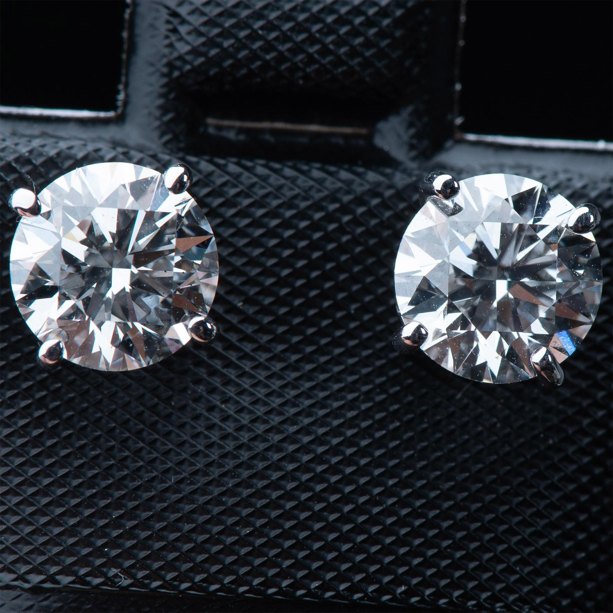 Stunning 14K White Gold and Lab Diamond Earrings - Image 6 of 6