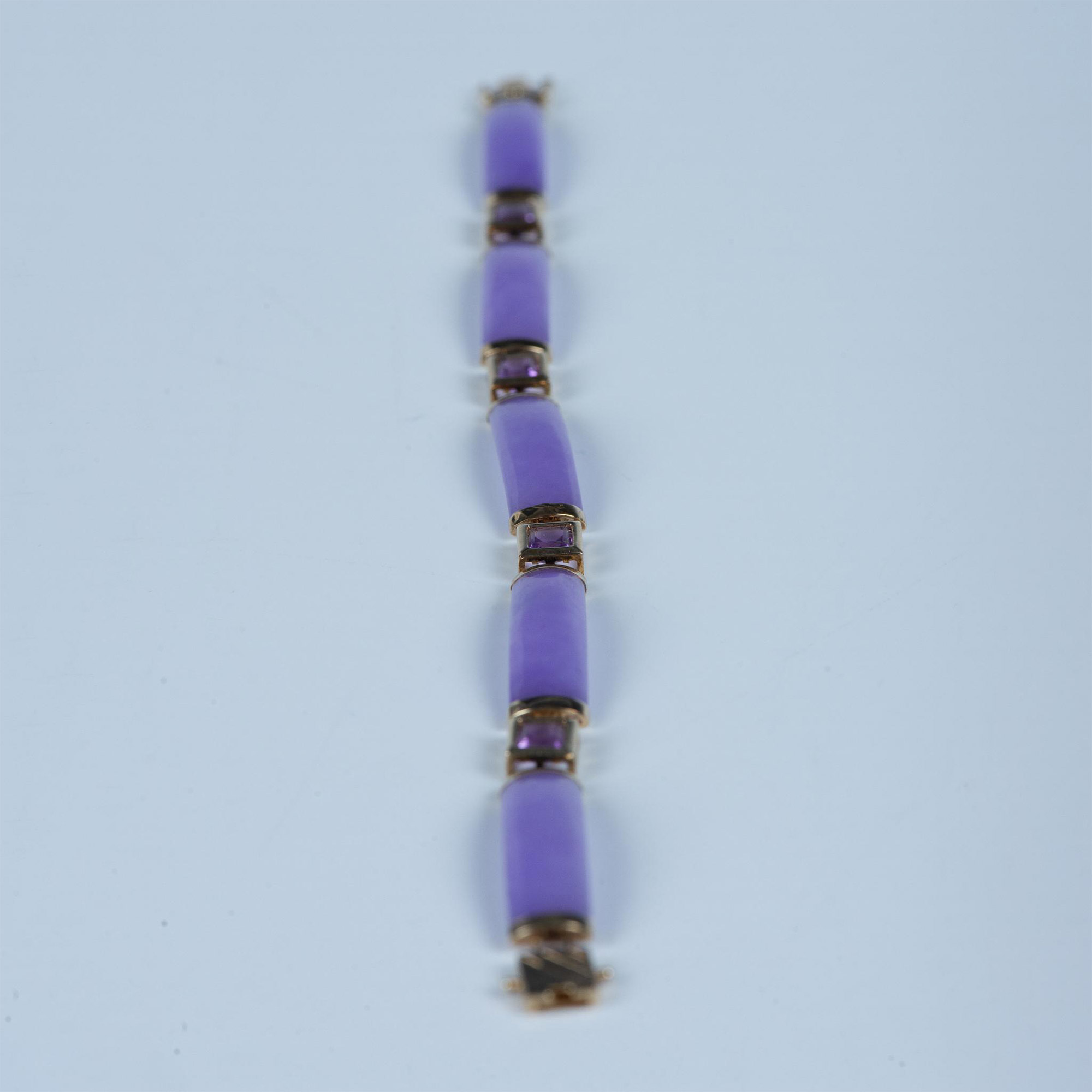Stunning 14K Gold, Purple Jade, and Amethyst Bracelet - Image 4 of 7