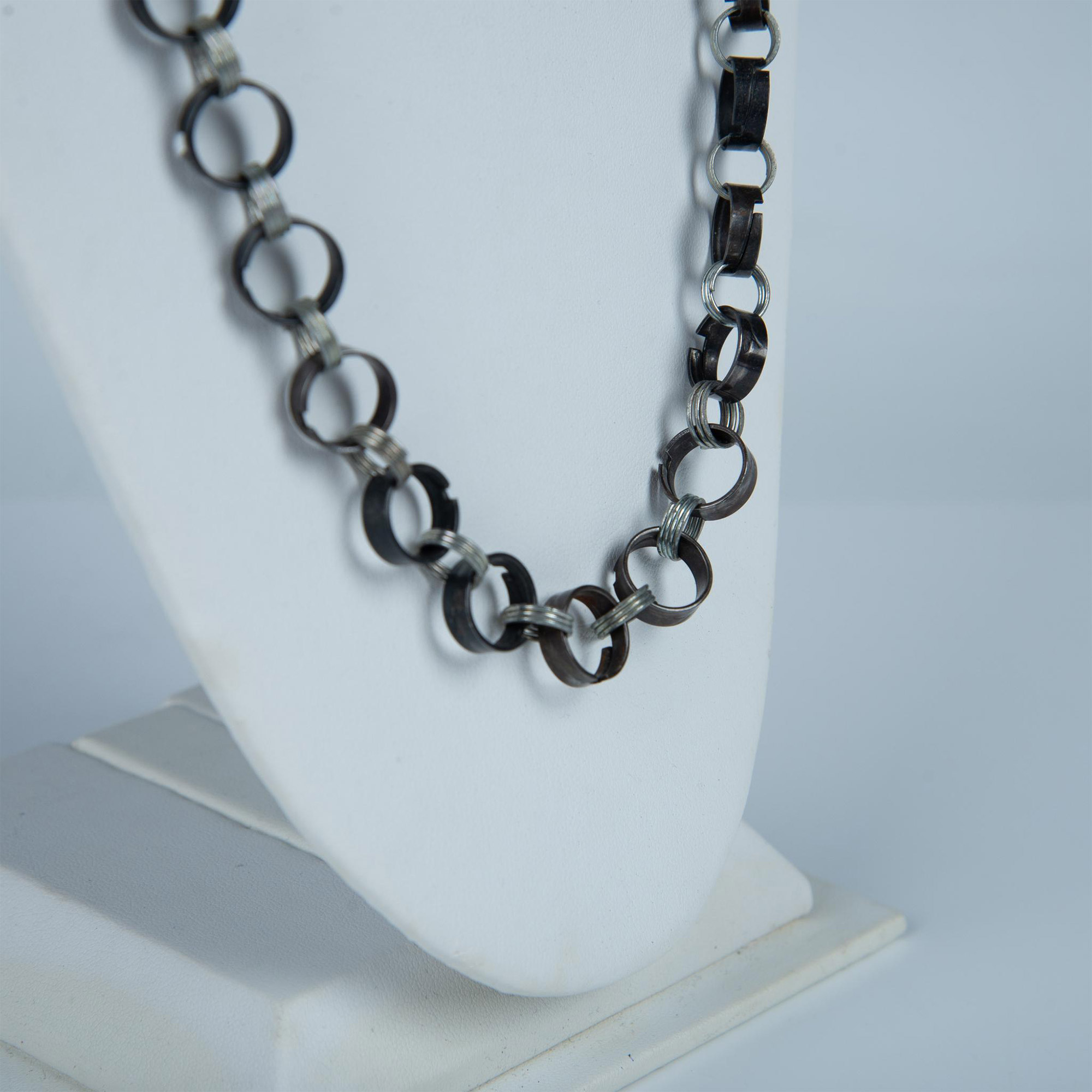 Industrial Chainmail Inspired Silver Metal Ring Necklace - Bild 2 aus 4