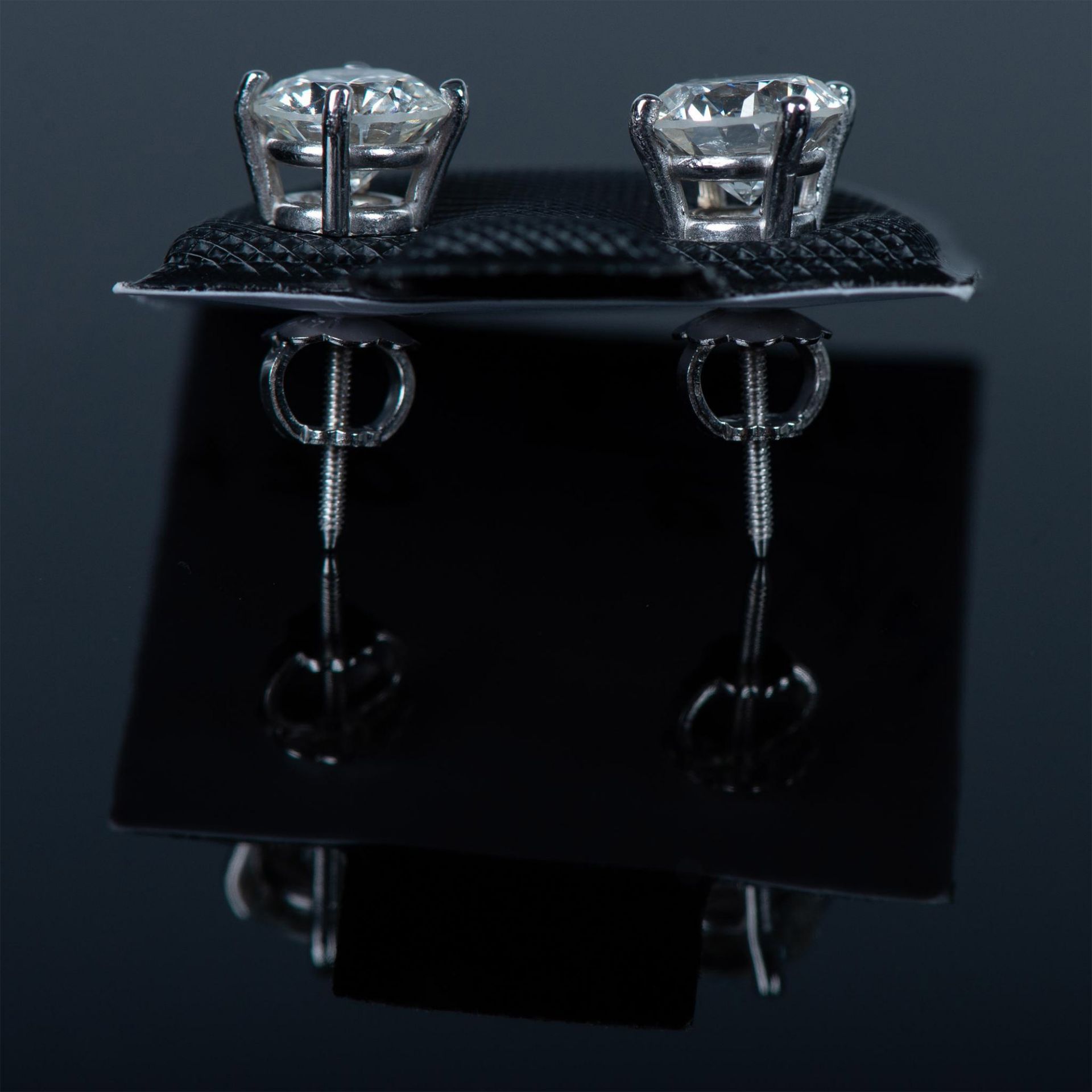 Beautiful 14K White Gold and Lab Diamond Earrings - Bild 3 aus 3