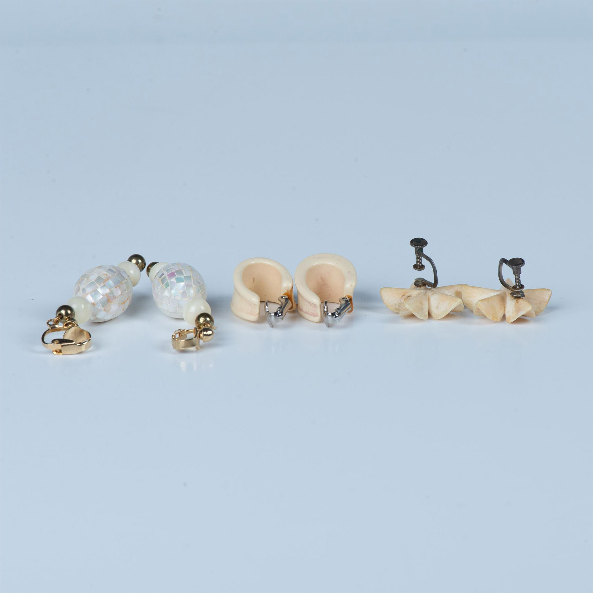 3 Pairs of Creamy Color Earrings - Image 2 of 5