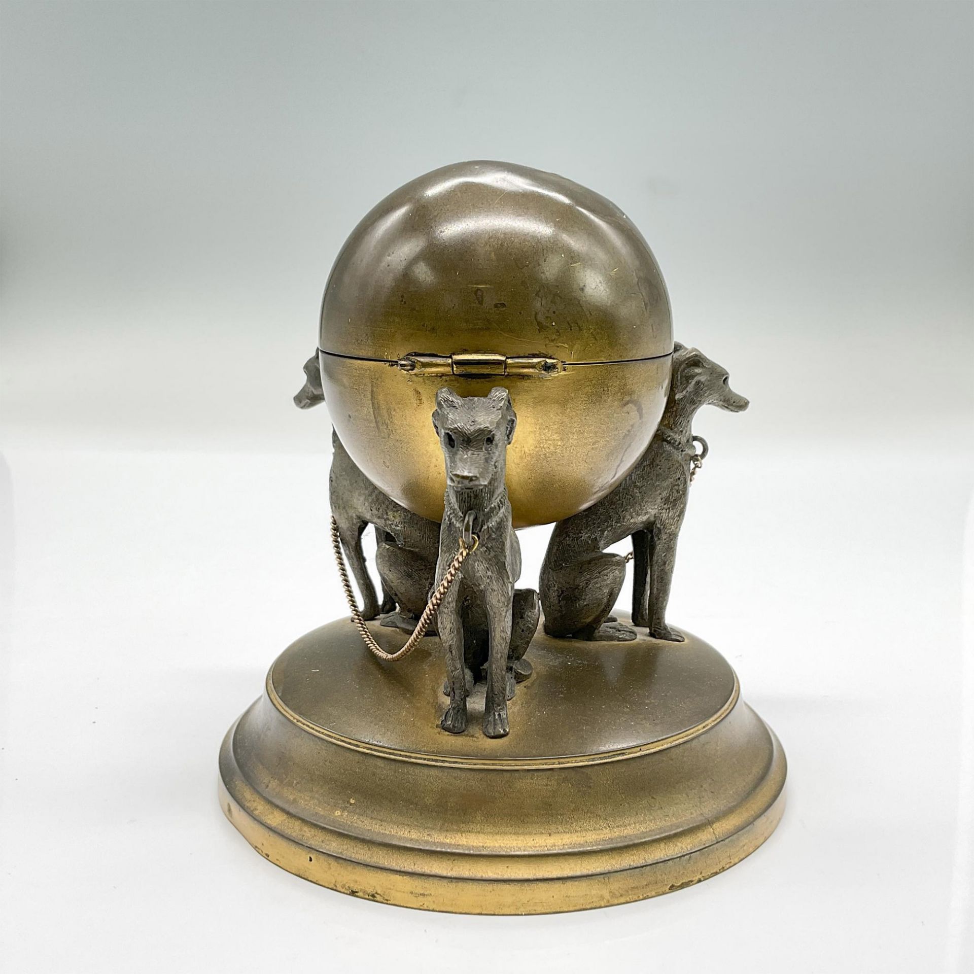 Antique Brass Inkwell, Globe With Three Seated Dogs - Bild 2 aus 4