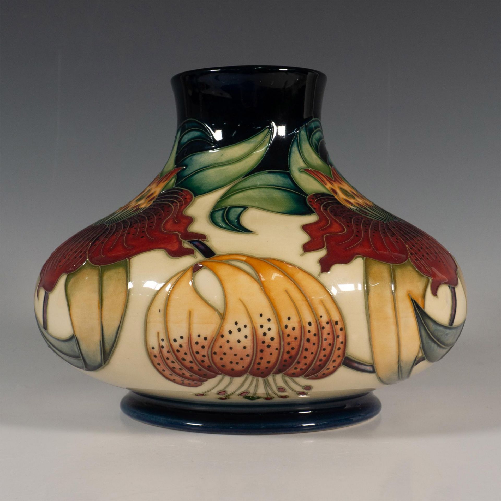 Moorcroft Pottery Anna Lily Squat Vase - Bild 2 aus 5